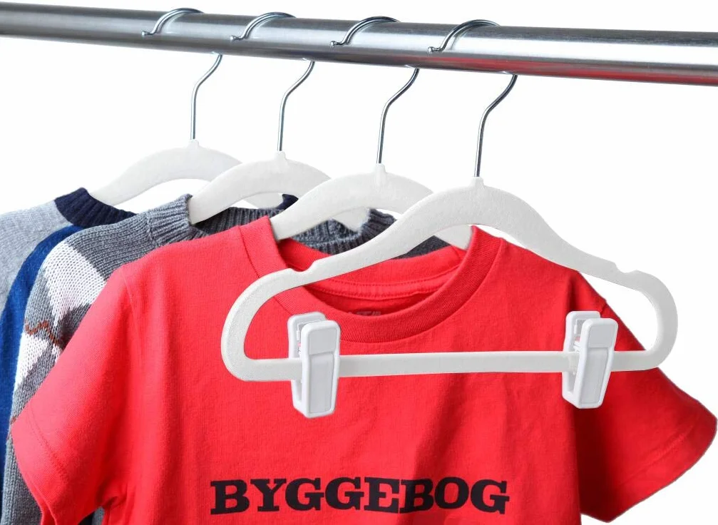 Finnhomy, Confezione da 30 grucce vellutate antiscivolo per vestiti di neonati e bambini, con 10 clip, bianco
