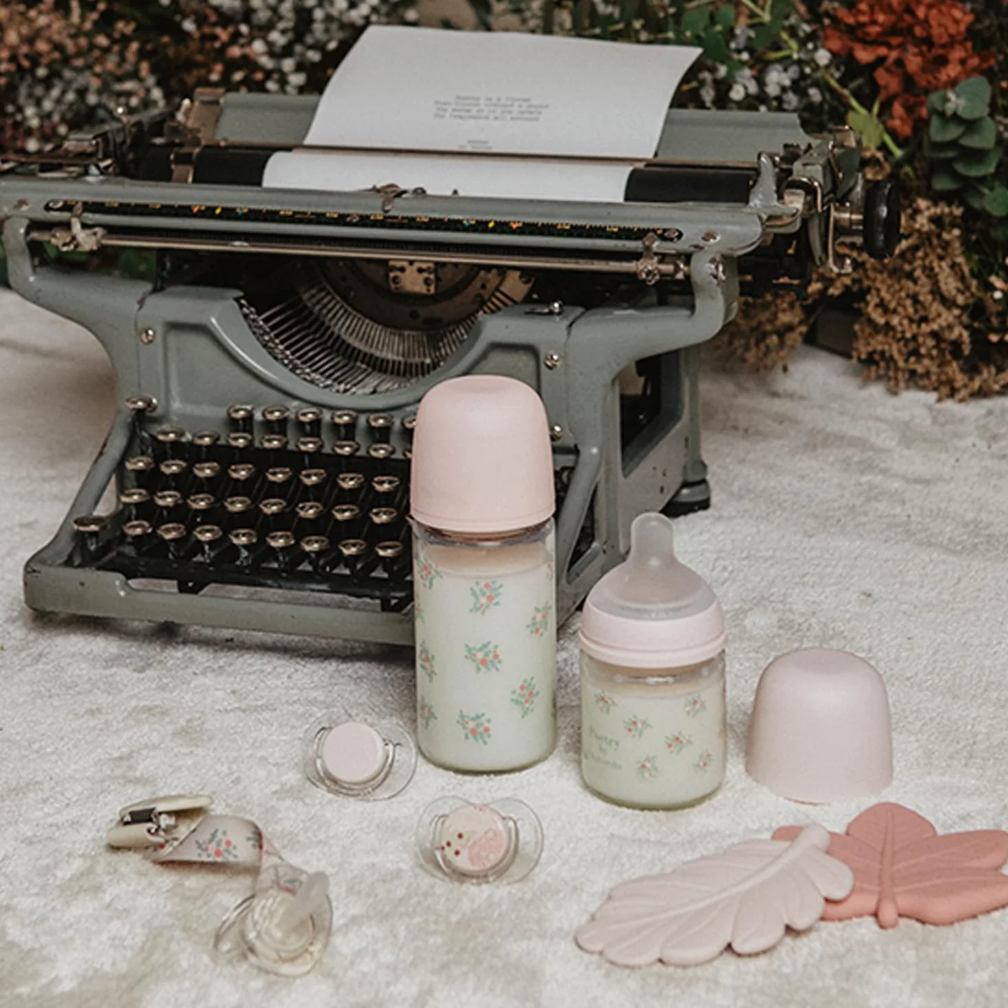 Suavinex, Portaciuccio in tessuto per neonati, morbido e flessibile, nastro con decoro su due lati, clip per ciuccio con pinza. Per neonati +0 mesi, adatto per neonati, Poetry Rosa