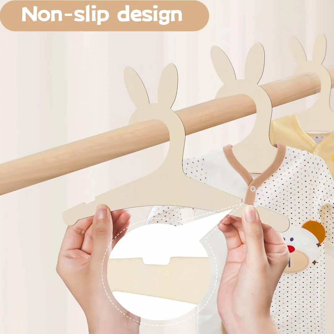 15 Pezzi Appendini in Legno per Bambini, Gruccia Neonato Legno, design a scanalature, per Unisex Bambino Neonati Regalo, per decorare e appendere i vestiti (15,5 x 22,7 cm)