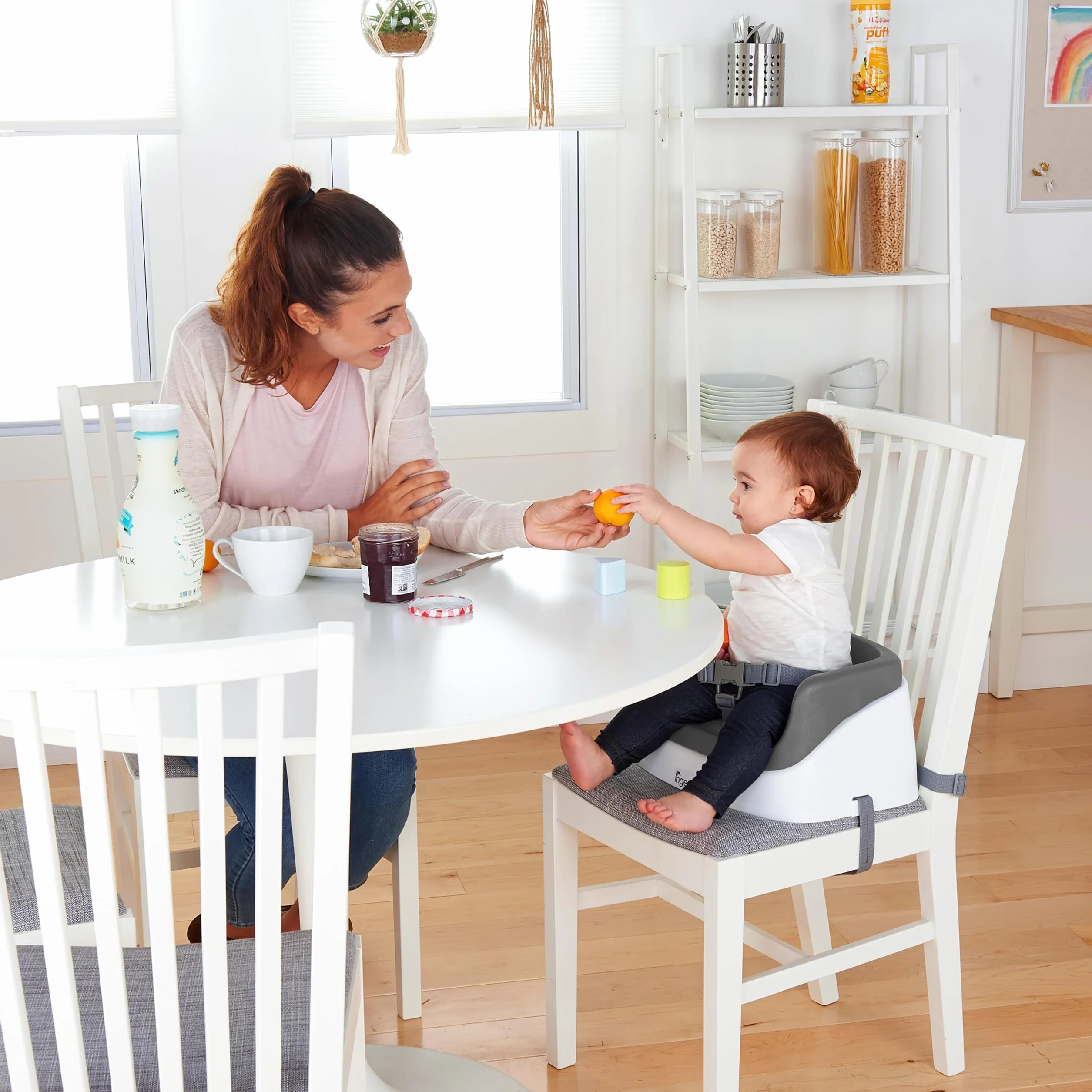 Ingenuity SmartClean Sedile di rialzo per bambini per tavolo da pranzo con cinghie di fissaggio a 3 punti, ardesia