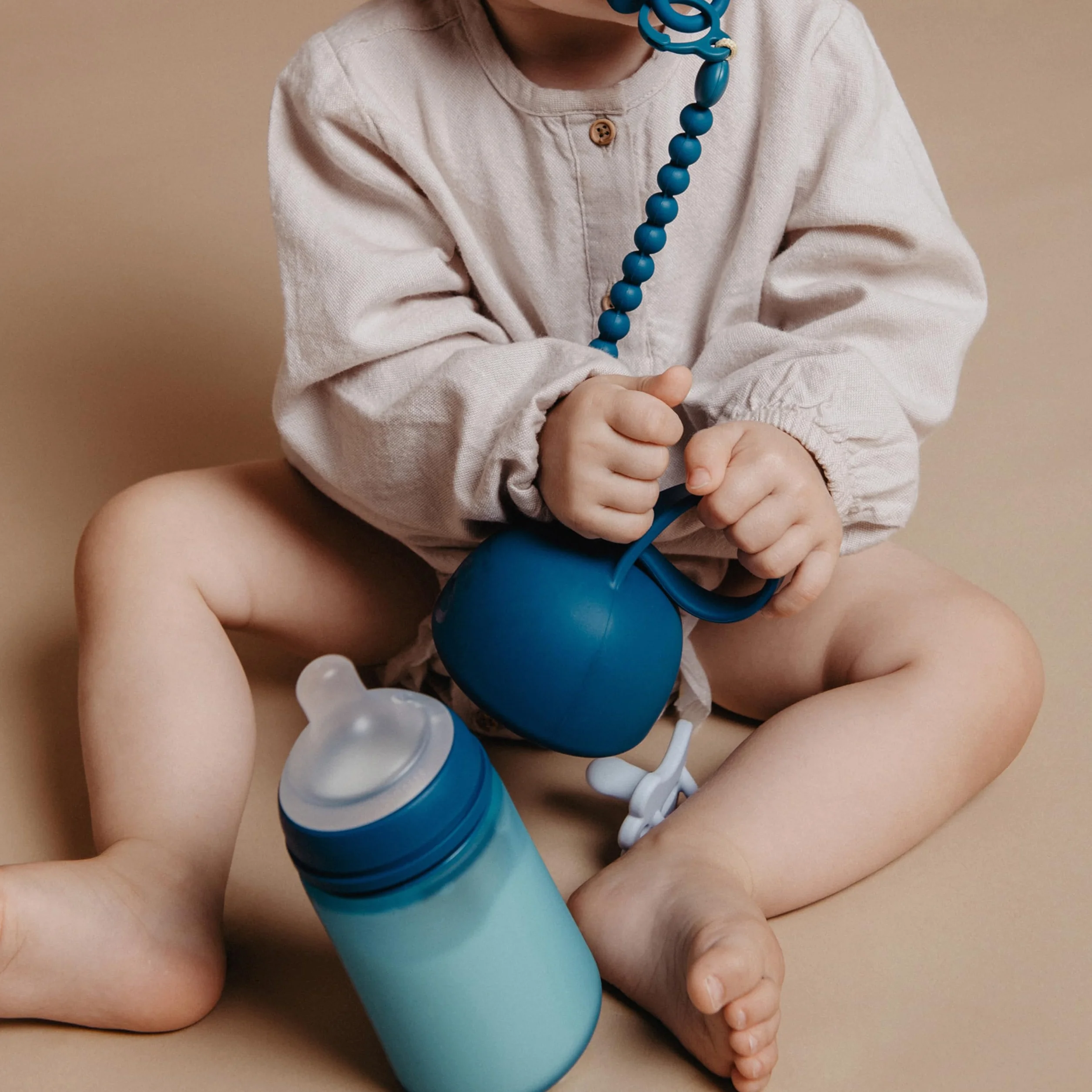 Suavinex, Biberon in Silicone da 240 ml, con Tettarella Fisiologica in Silicone SX Pro, con Valvola Anticolica, Biberon a Flusso Medio (M). Per bambini +3 mesi. Colour Essence Blu oceano