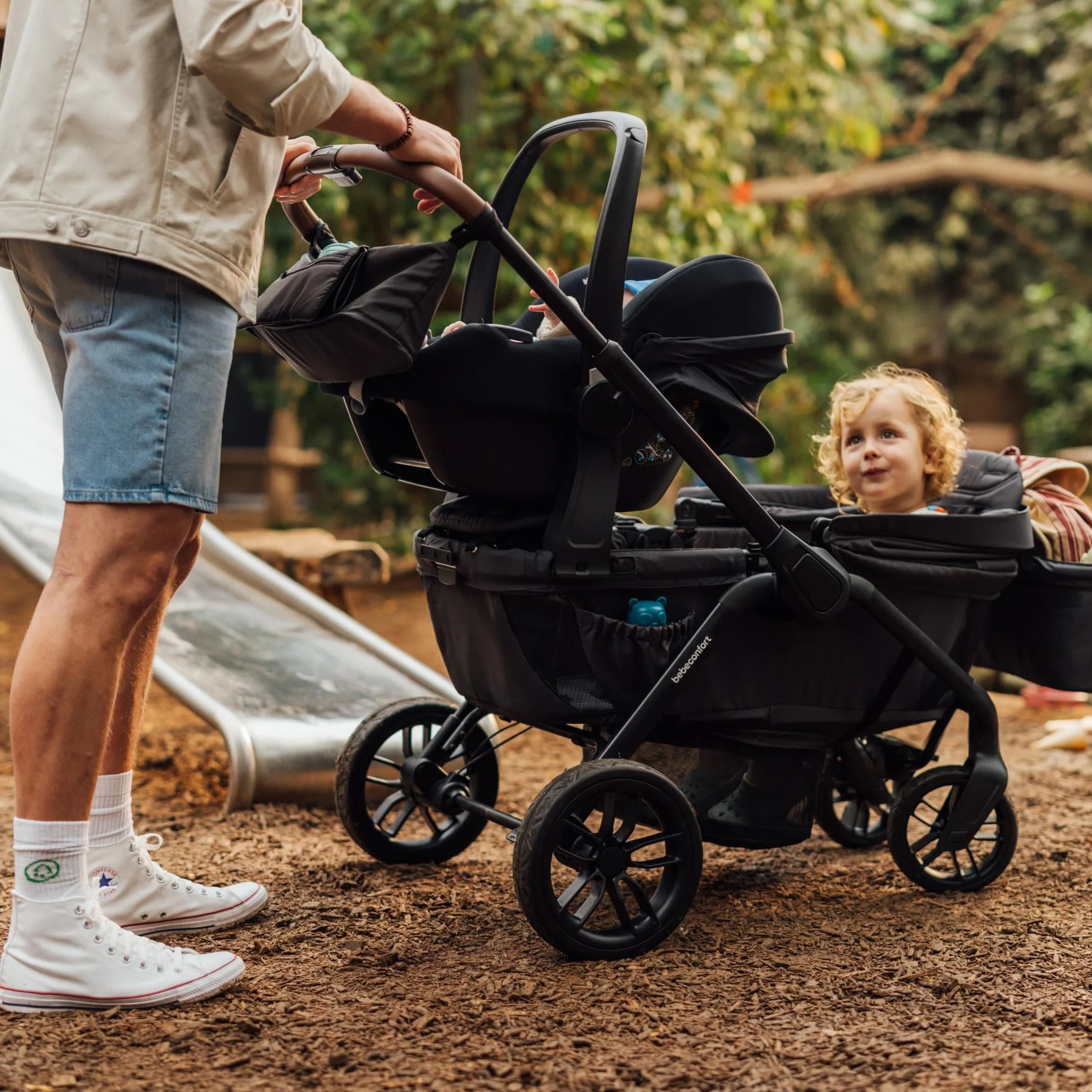 Bebeconfort Helios, Passeggino Gemellare dalla Nascita, 0-4 Anni, 0-22 kg, 2 Sedute Faccia a Faccia, Ruote Larghe All-Terrain, Compatto da Chiuso, Carretto bambini, Capottina, Mineral Graphite