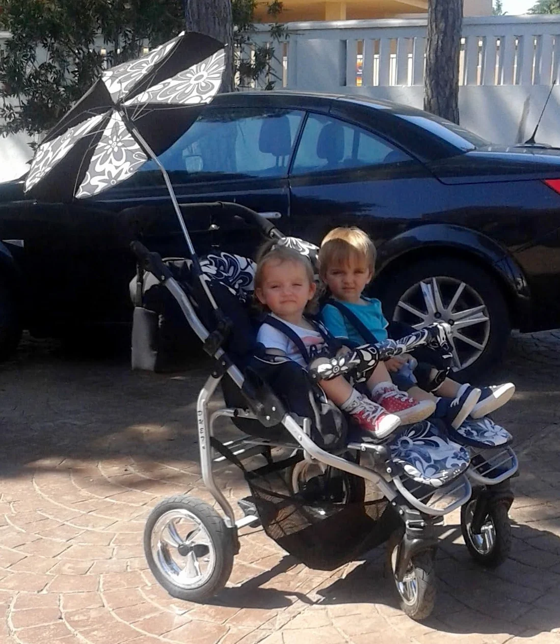 Passeggino gemellare 3 in 1. Passeggino e accessori in 3 pezzi: 2 navicelle + 2 passeggini + 2 ovetti + accessori. BBtwin DUET TRIO Nero
