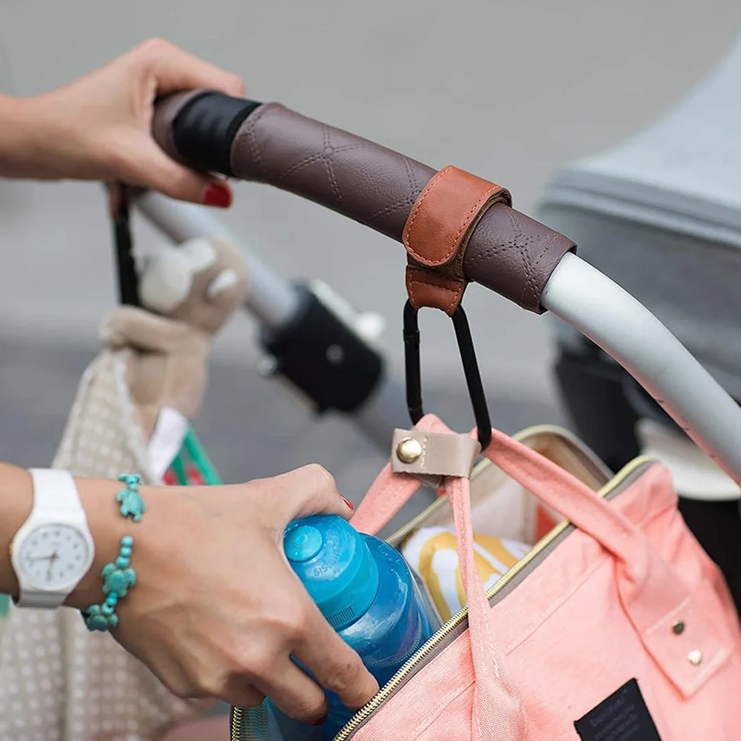 2 Pezzi Ganci Passeggino, Pelle Ganci, Gancio per Borsa Spesa, Ganci per Passeggino Universale, Moschettoni per Carrozzina, Per Carrozzina Bici Auto Carrello Appendi Sacchetti (Marrone/scuro)