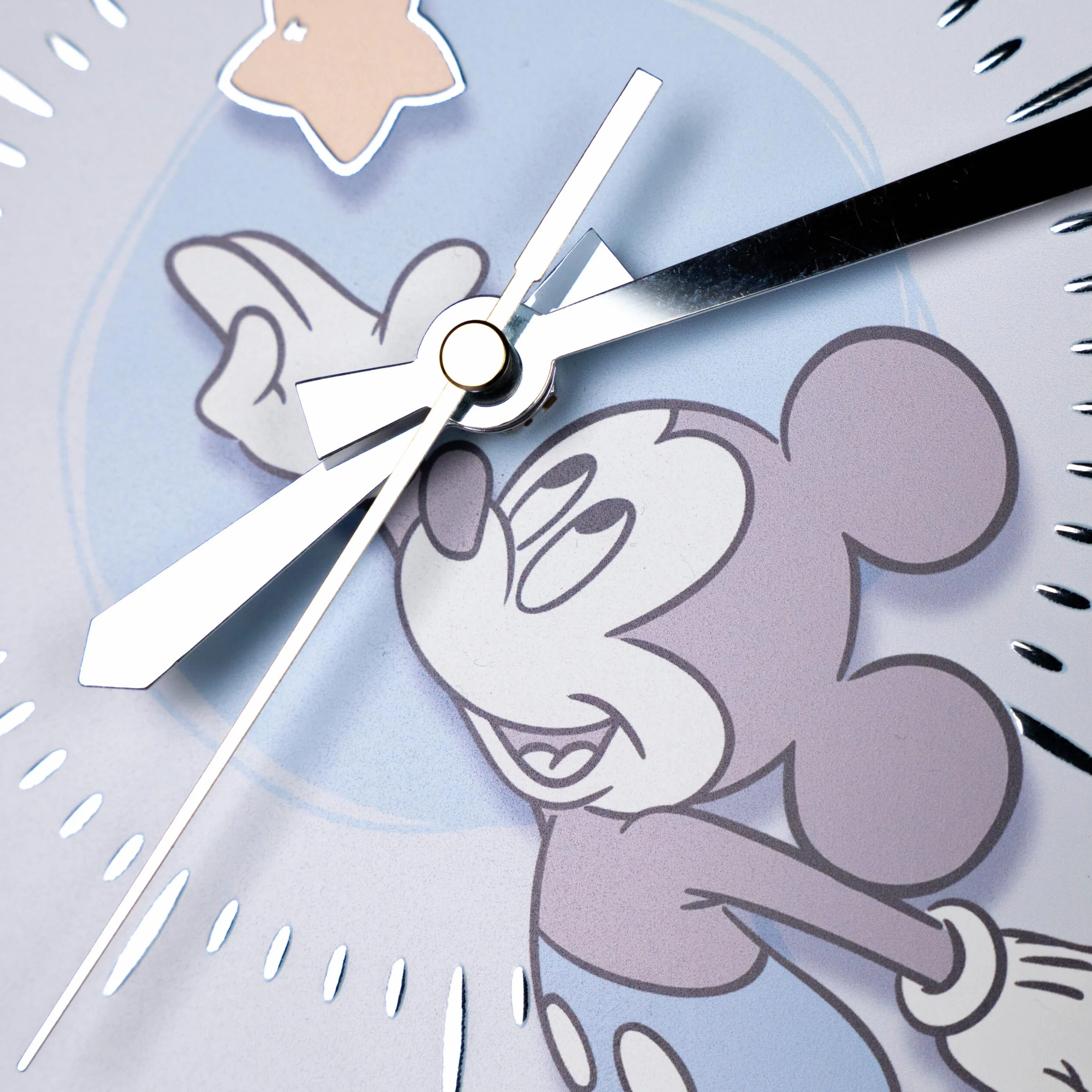 VALENTI & CO. - Disney Topolino - Orologio da tavolo o da appendere in legno con dettagli in argento - Idea Regalo Neonato o Regalo Battesimo - Orologio da parete per cameretta bambino