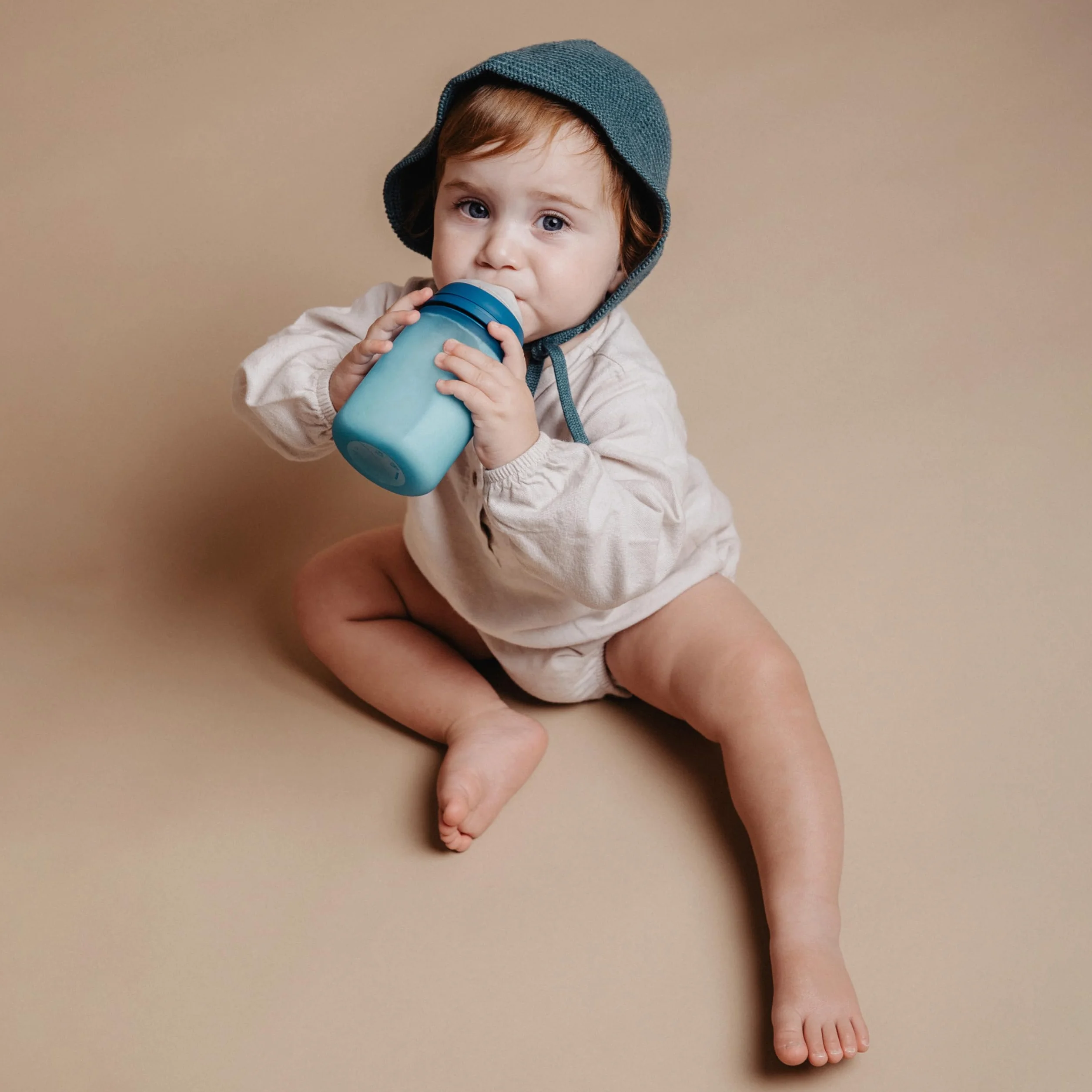 Suavinex, Biberon in Silicone da 240 ml, con Tettarella Fisiologica in Silicone SX Pro, con Valvola Anticolica, Biberon a Flusso Medio (M). Per bambini +3 mesi. Colour Essence Blu oceano