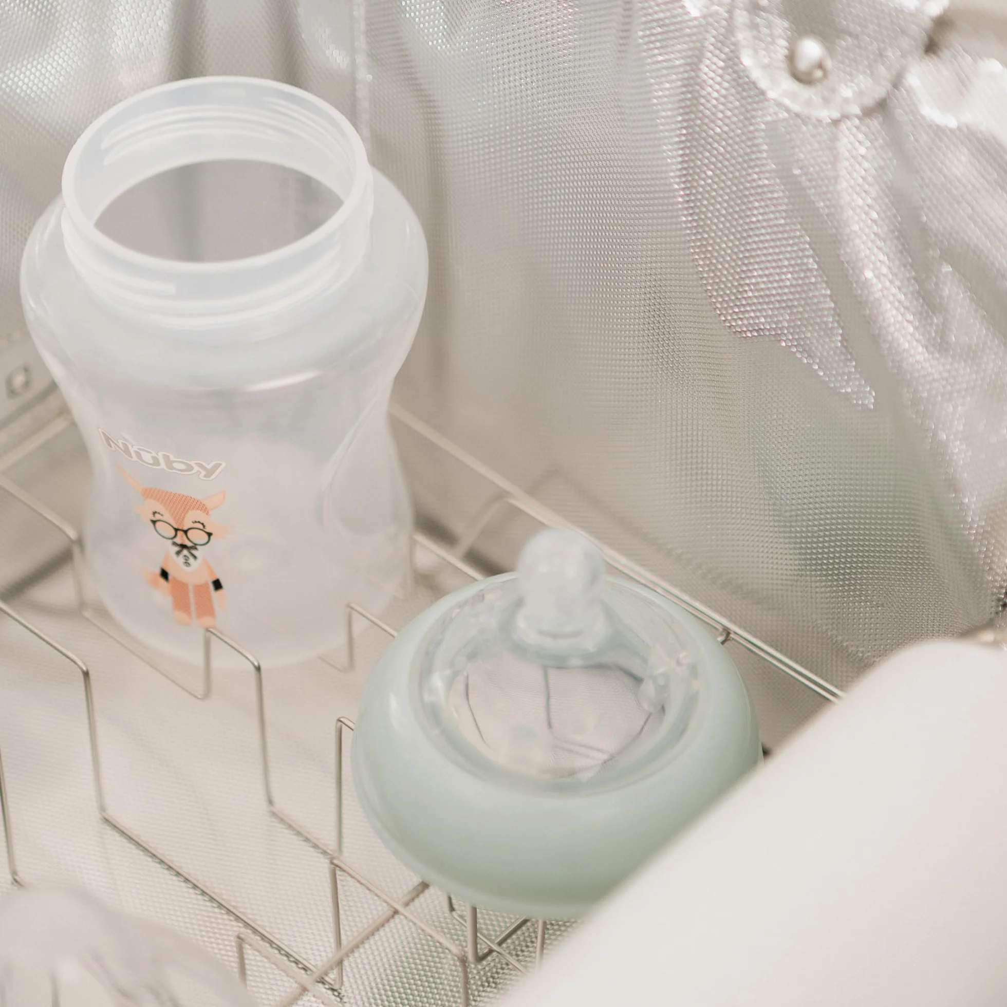 Nuby Sterilizzatore UV per biberon, ciclo di sterilizzazione in 3 minuti, soluzione di sterilizzazione elettrica UV rapida ed efficace, uccide il 99,9% dei germi (grigio)