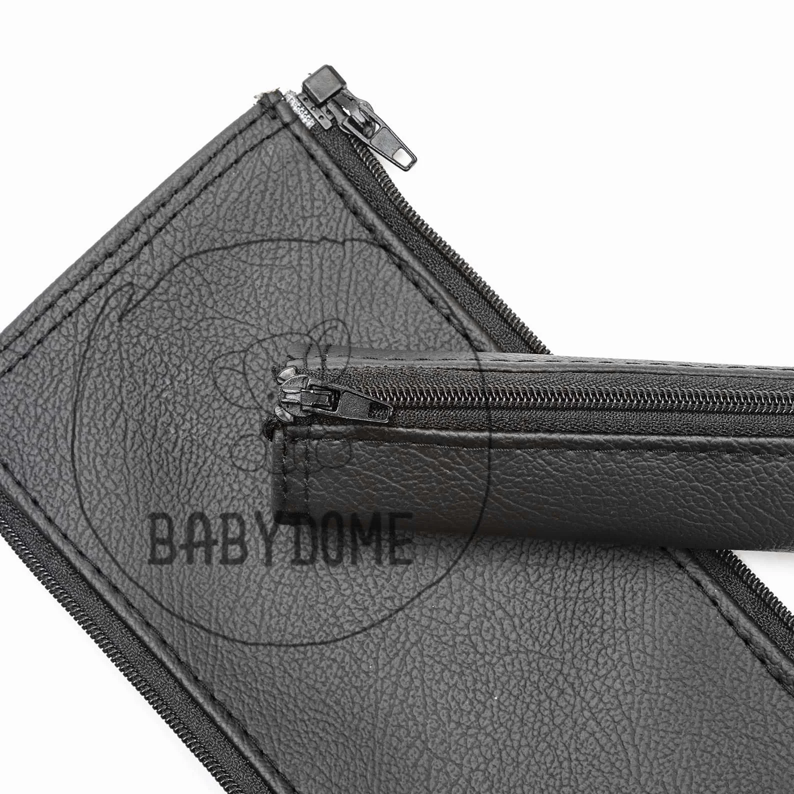 Coprimanubrio compatibile con Bugaboo Fox 1,2,3 e Dragonfly. Realizzato a mano in ecopelle di prima qualità. Resistente al sole, all'usura e allo sbiadimento. Colore nero.