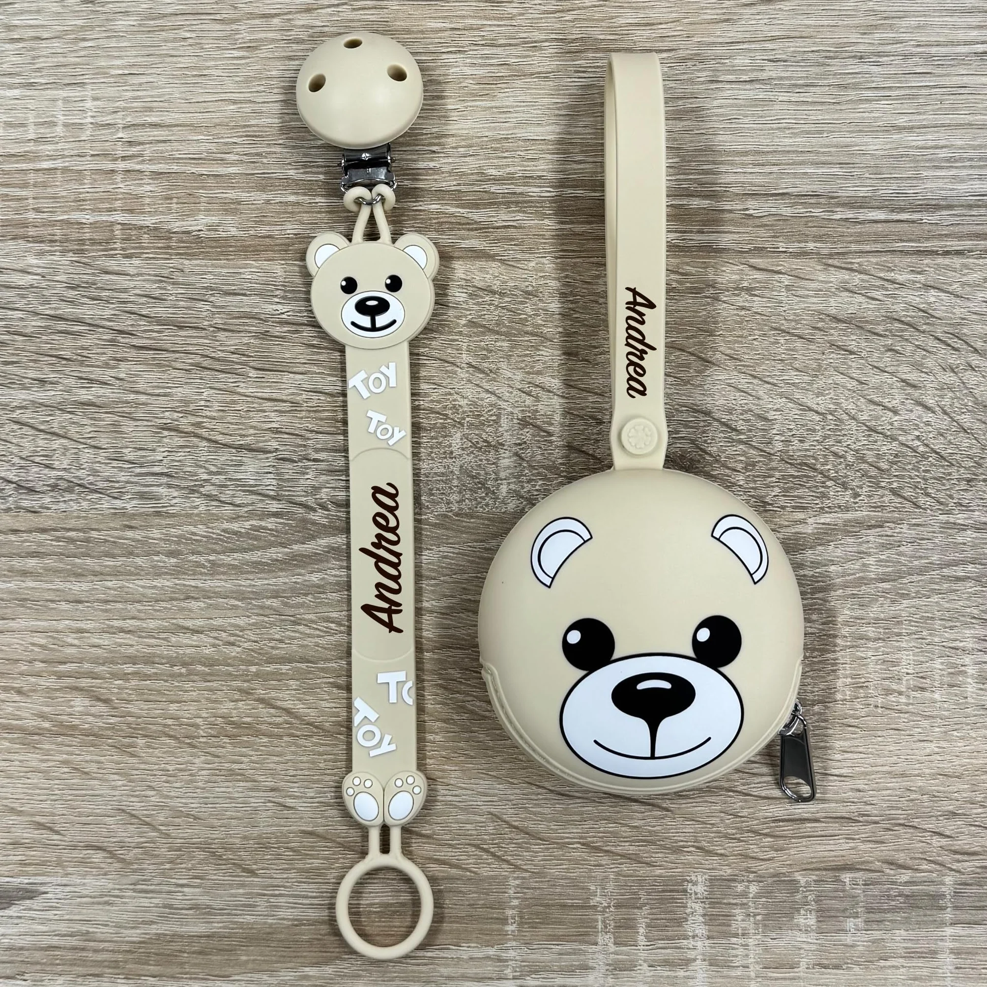 NOVITÁ Fettuccia IN SILICONE, per ciuccio personalizzata con nome, orsetto, BABYJART, lavabile,sicura per il bambino,compatibile con ciuccio MAM e CHICCO AZIENDA ITALIANA, MADE IN ITALY! Orso Beige