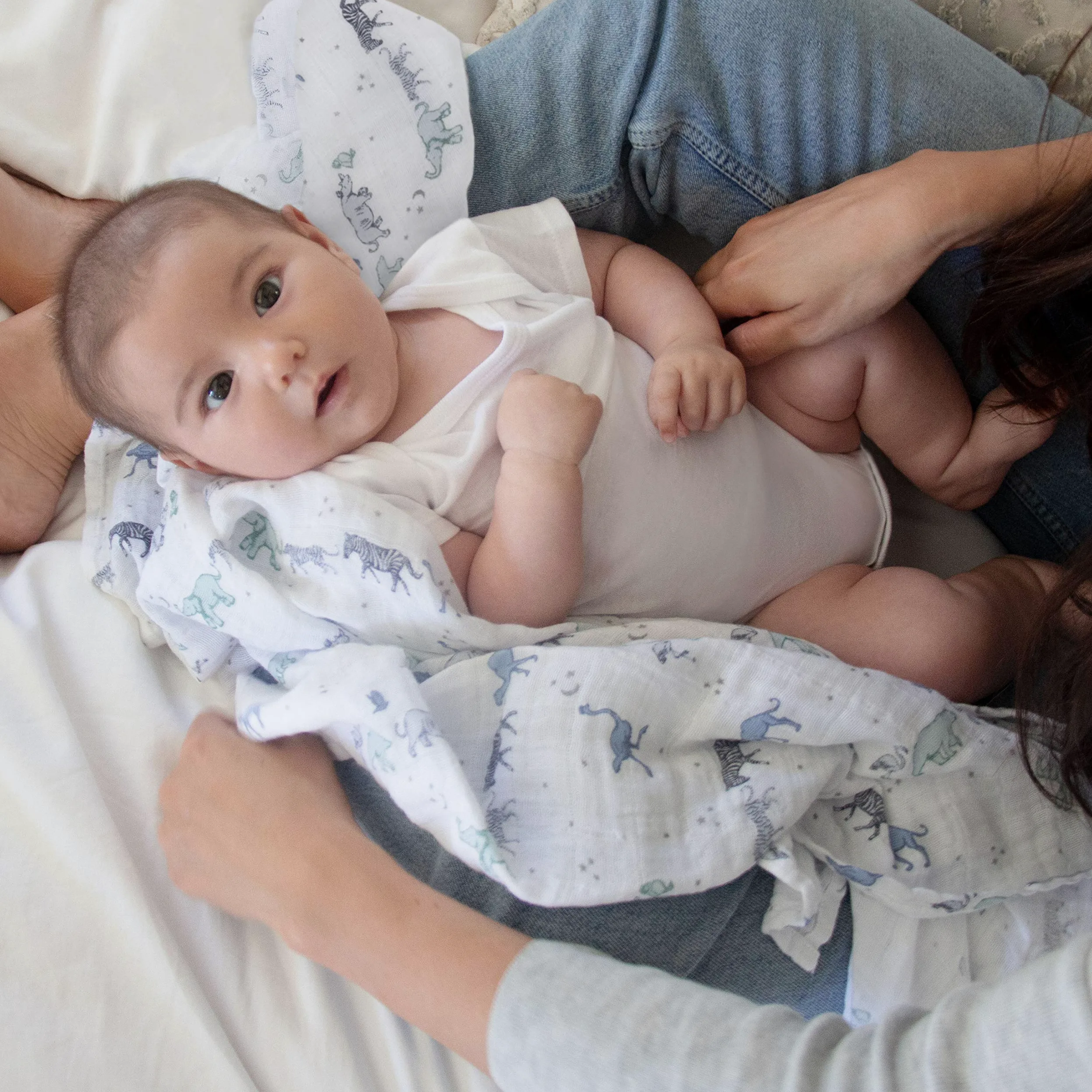 aden + anais Wildlife Swaddle - Confezione da 4 pezzi, grande set di 100% mussola di cotone, per bambine e ragazzi,motivo stella, luna, ippopotamo e orso, elementi essenziali per il sonno dei neonati