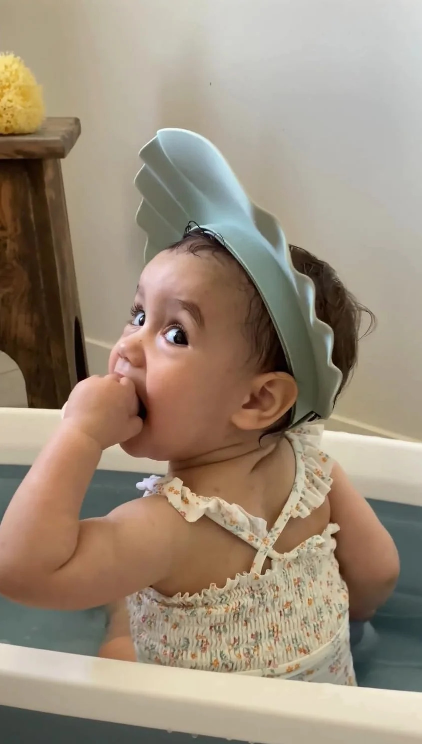 BÉABA, Cappello da Doccia per Bambini, Cuffia da Bagno, Fascia Regolabile, 5 Posizioni, Protezione per Occhi e Orecchie, Silicone Morbido e Flessibile, Grigio Verde