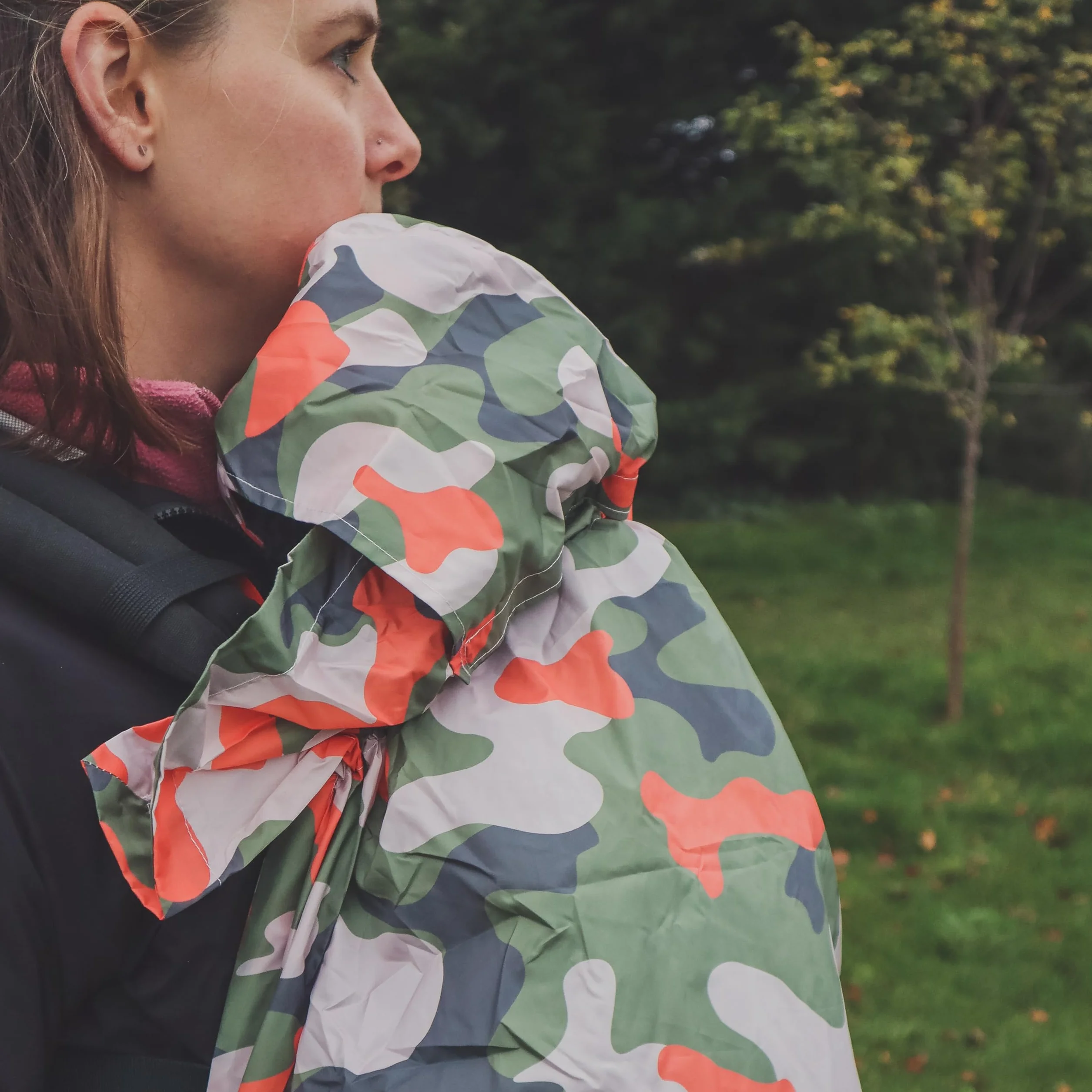 BundleBean - Babywearing - Parapioggia leggero (kaki camo) – Marsupio impermeabile e antivento, include borsa portaoggetti, tessuto impermeabile setoso, misura universale, per neonati fino a 4 anni