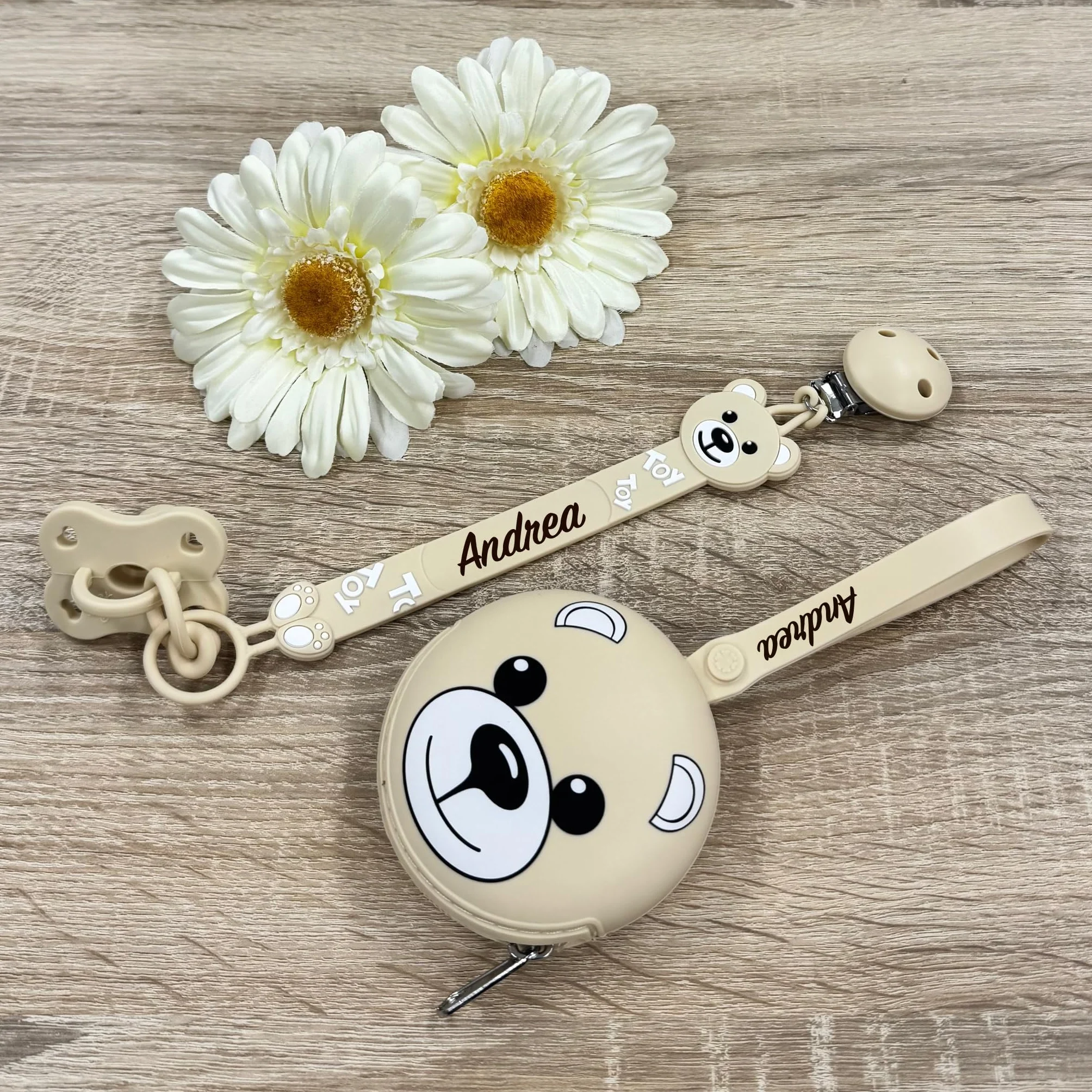 NOVITÁ Fettuccia IN SILICONE, per ciuccio personalizzata con nome, orsetto, BABYJART, lavabile,sicura per il bambino,compatibile con ciuccio MAM e CHICCO AZIENDA ITALIANA, MADE IN ITALY! Orso Beige