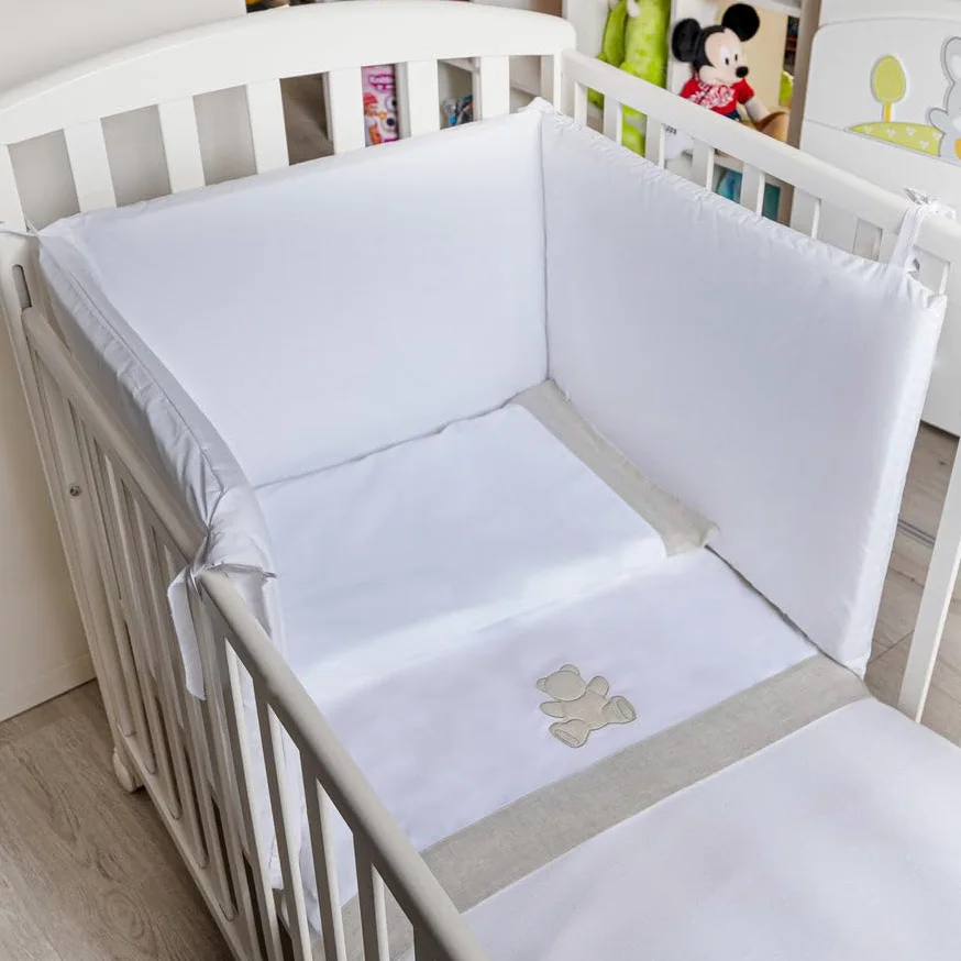 Lisola Set Lenzuola Neonato, per Lettino o Culla, Lenzuolo Sopra 120x180 cm + Federa 40x60 cm + Lenzuolo Sotto 60x130 cm, Made in Italy, in Puro Cotone, Decorato in Lino. Modello: Teddy
