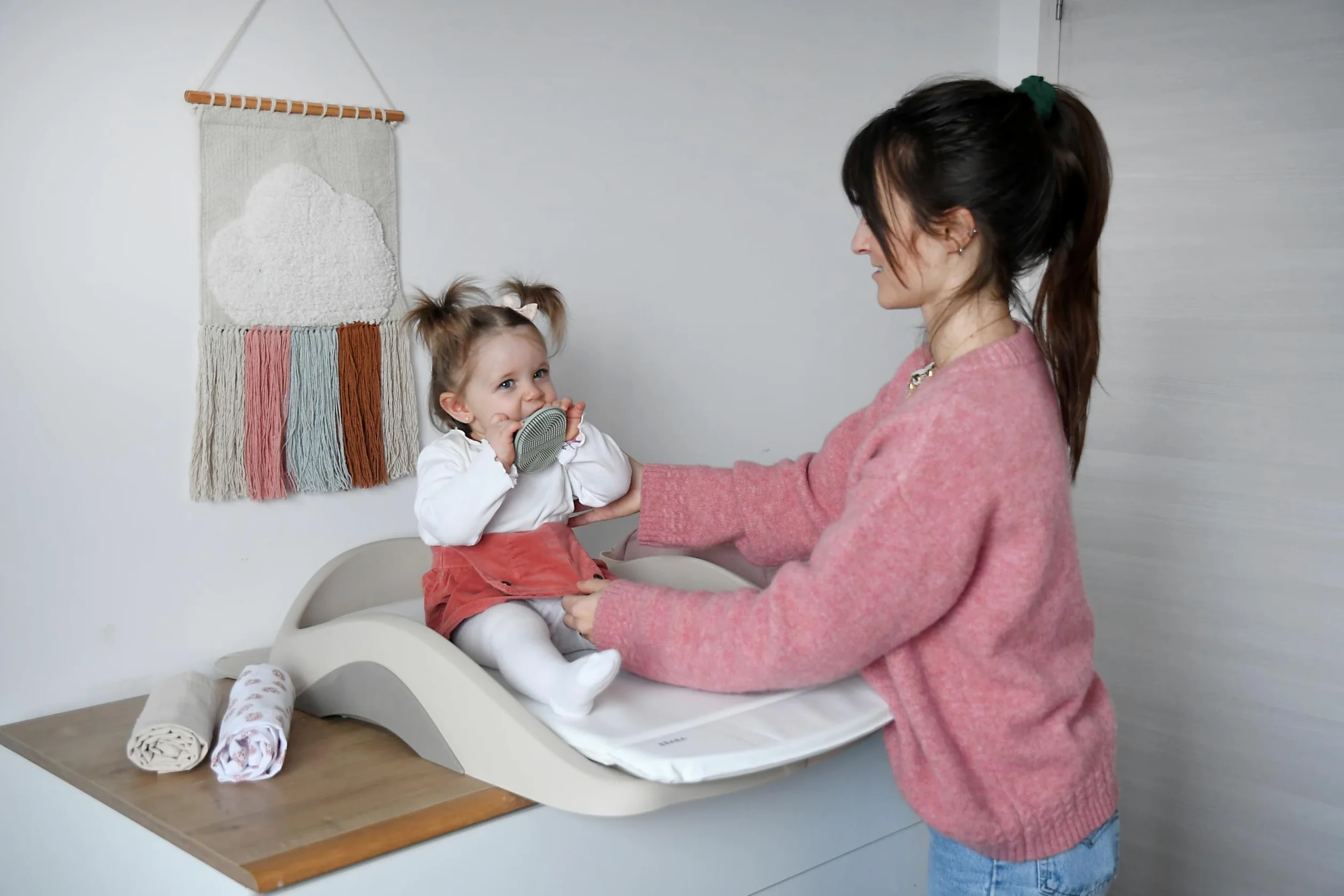 BÉABA - Fasciatoio Neonato - Materassino Leggero e Compatto - Fissaggio Regolabile - Lavabile - Ripiano/Bordo alto/Ventosa - Made in France - Argilla