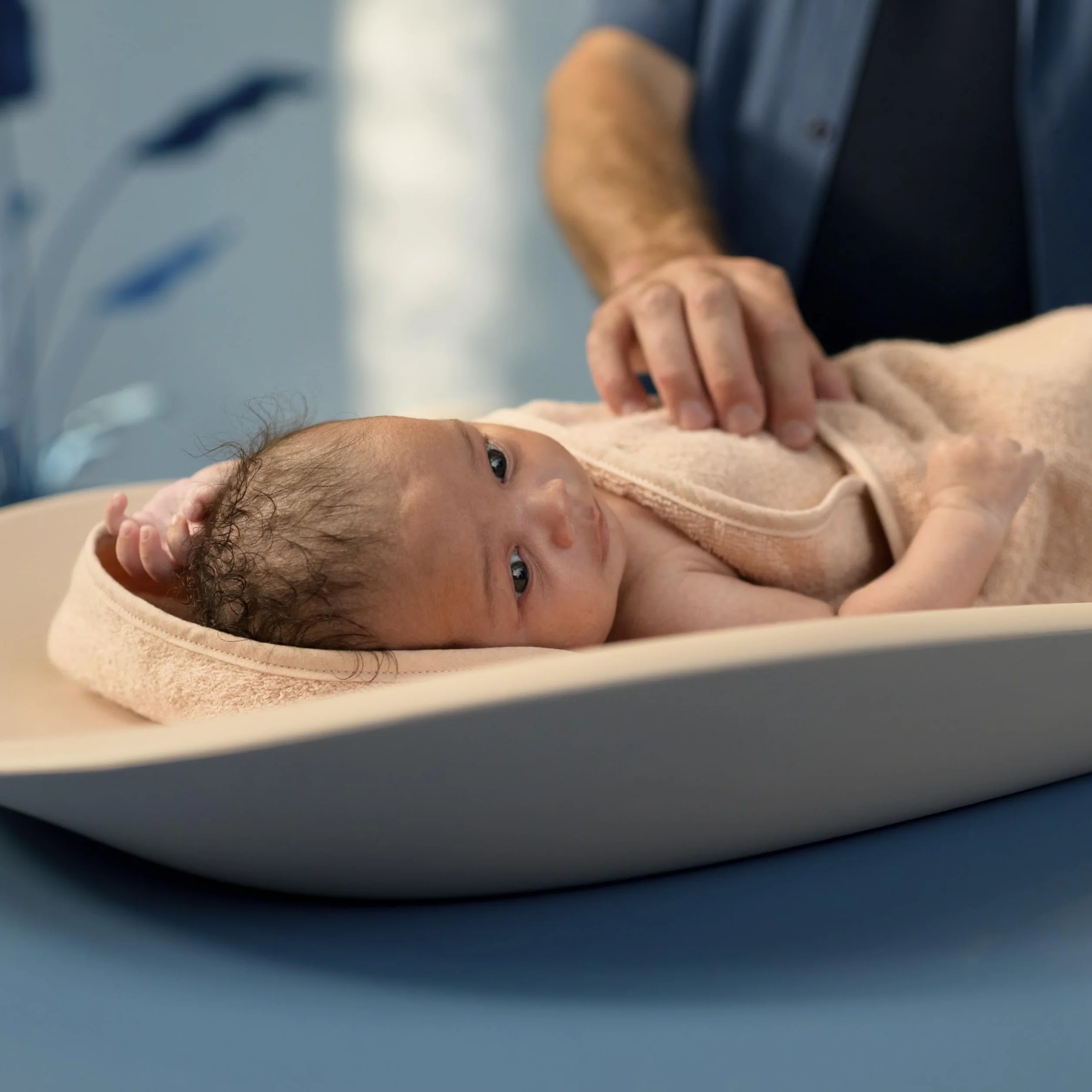 Maxi-Cosi Mavis, Fasciatoio Neonato, 50x70cm, 0-12 mesi, Neonati e Bimbi Piccoli, Bordi Alti Arrotondati, Facile da Pulire, Antiscivolo, Morbido Materassino Fasciatoio da Tavolo, Muted Terra
