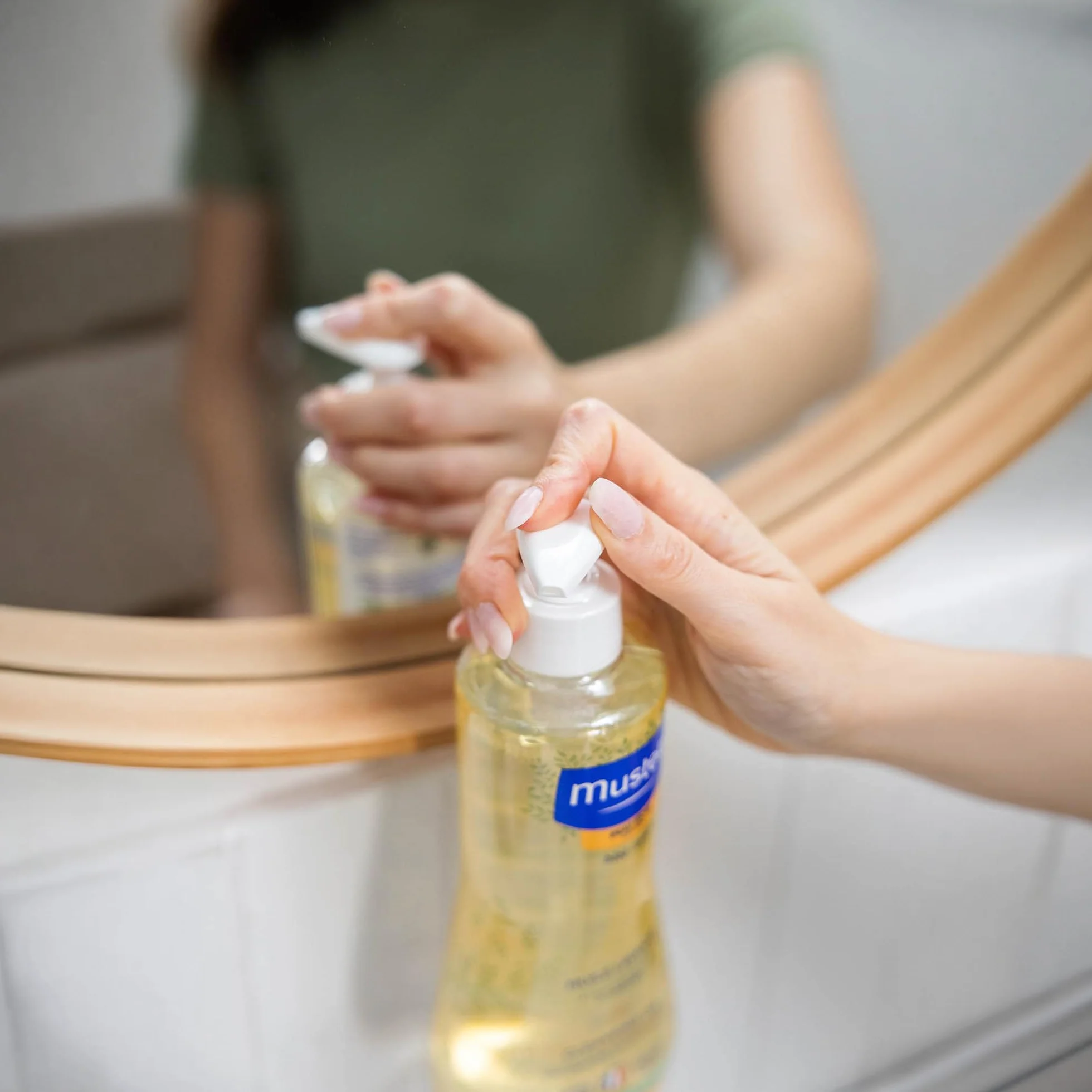 Mustela Olio Bagno Detergente con Perseose di Avocado BIO, Corpo e Capelli, Neonati e Tutta la Famiglia - Non Brucia agli Occhi, Specifico per Pelle Secca, 98% Ingredienti di Origine Naturale (500ml)