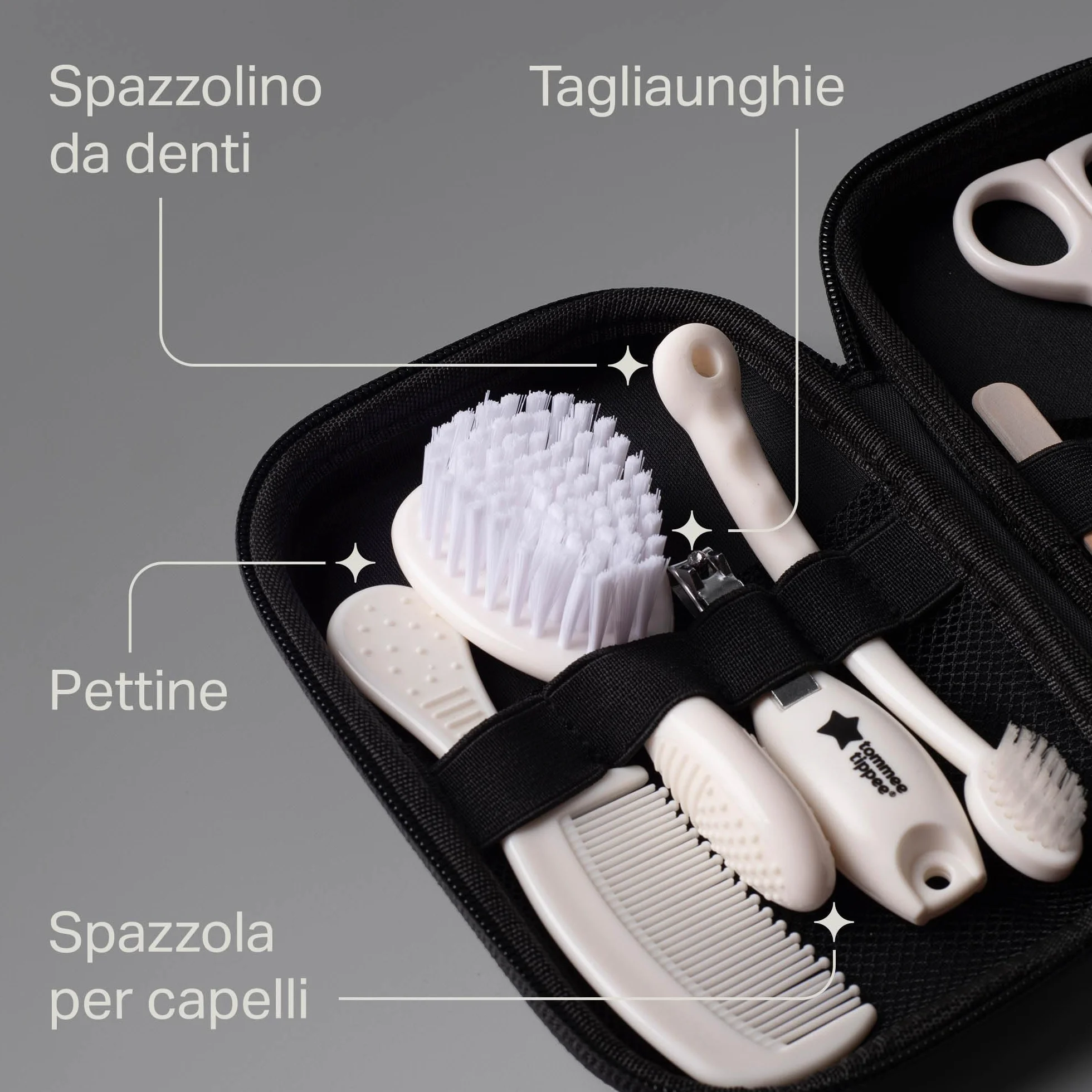 Tommee Tippee kit per la cura e l'igiene dei bambini, 9 articoli essenziali a casa e in viaggio in custodia impermeabile e lavabile (la fantasia potrebbe cambiare)