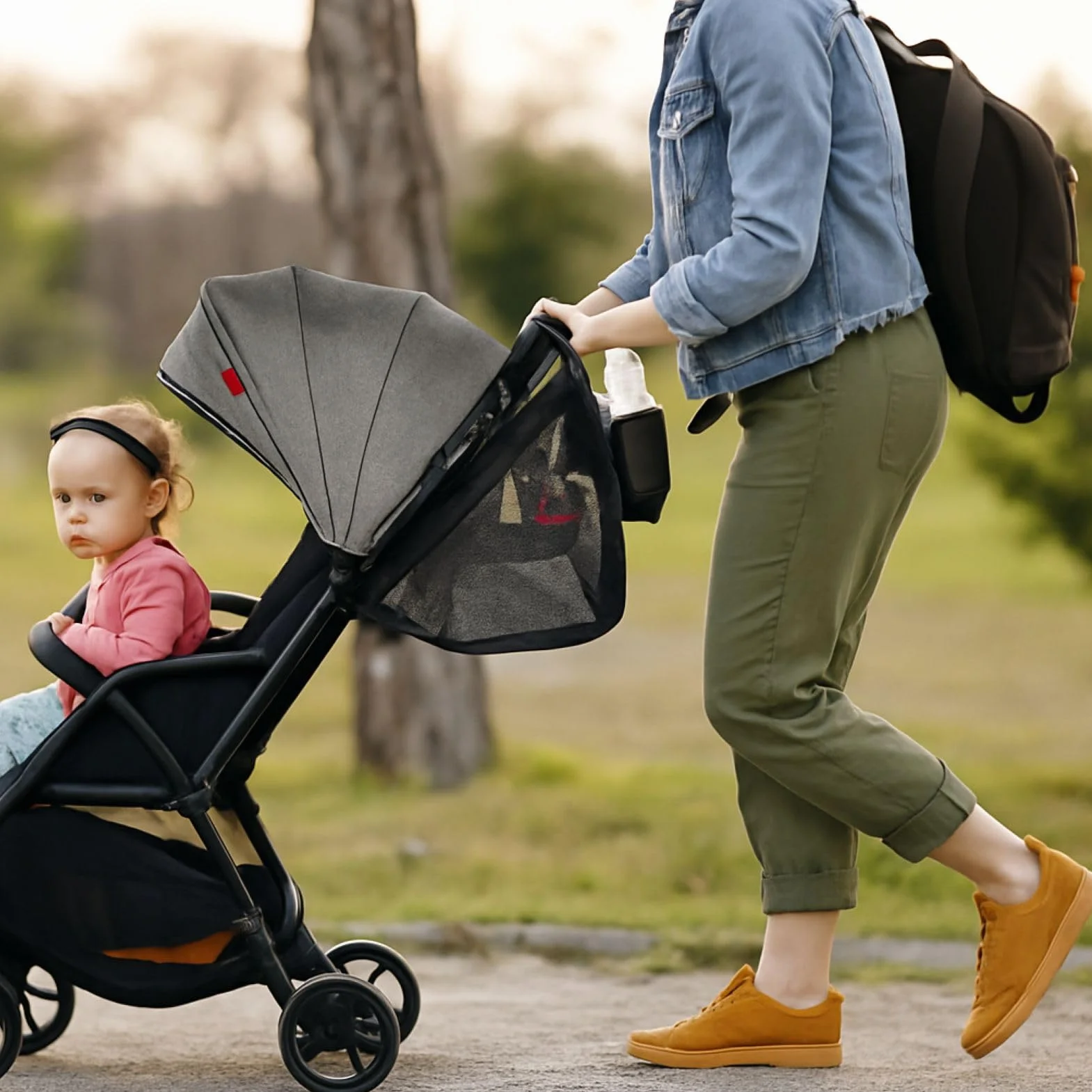 SUNVENO Organizer universale 2 in 1 per passeggino, portabicchieri isolati, tasca per telefono/polso con cerniera, tracolla laterale in rete, cinghie antiscivolo regolabili, si adatta alla maggior