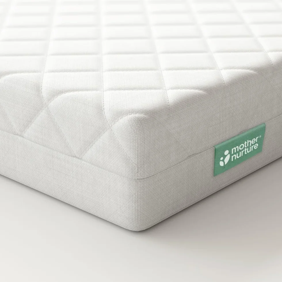 Mother Nurture Materasso classico per lettino in fibra ecologica, reversibile, resistente all'acqua, solido e di supporto, ipoallergenico, facile da pulire, bianco, testato BSI, dimensioni 120 x 60 x