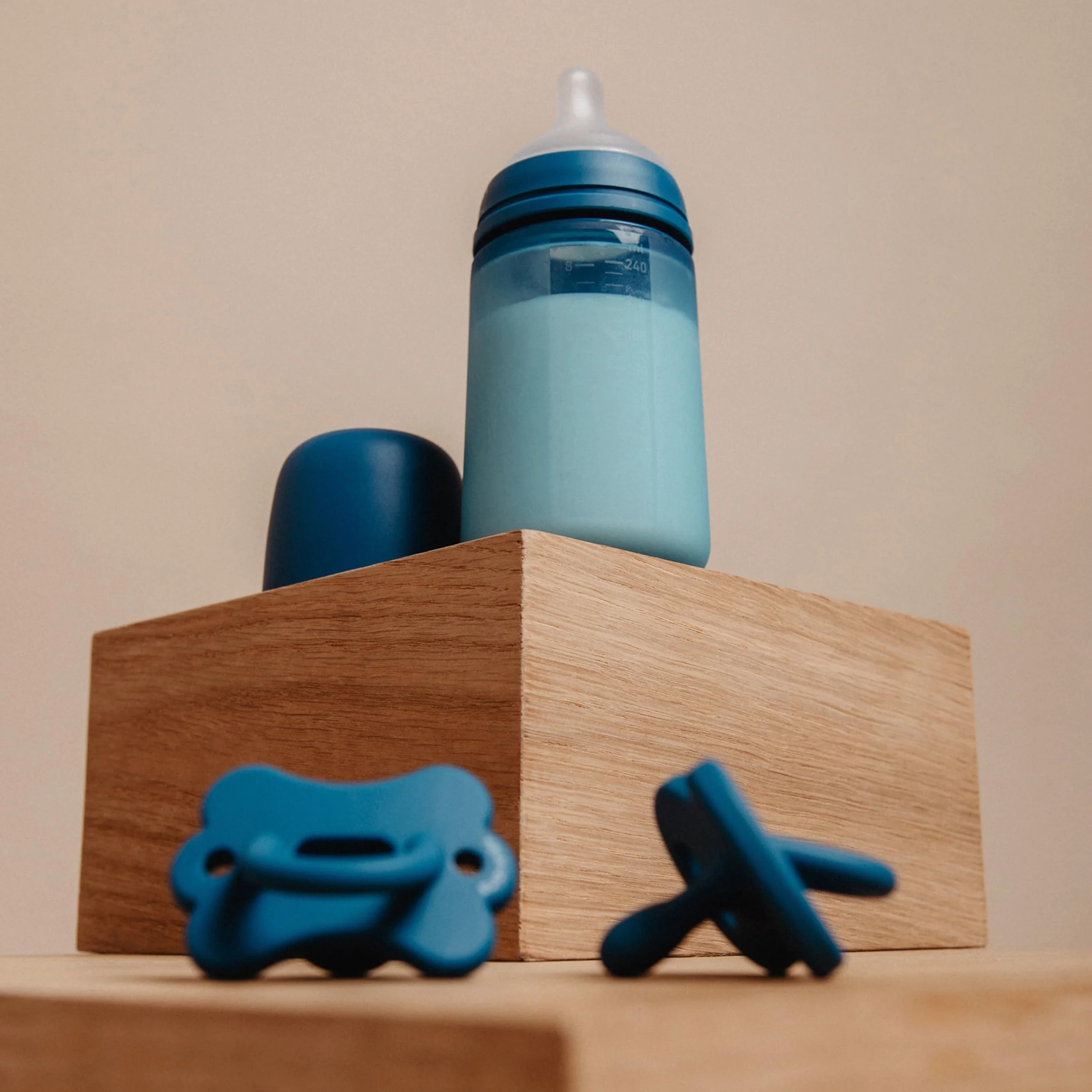 Suavinex, Biberon in Silicone da 240 ml, con Tettarella Fisiologica in Silicone SX Pro, con Valvola Anticolica, Biberon a Flusso Medio (M). Per bambini +3 mesi. Colour Essence Blu oceano