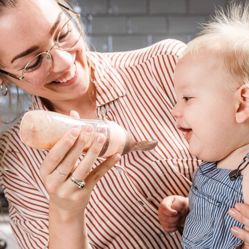 haakaa Biberon in silicone con cucchianio per L´alimentazione; Biberon per purea, Alimenti solidi per bambini, Bambini di età superiore ai 6 mesi - Grigio