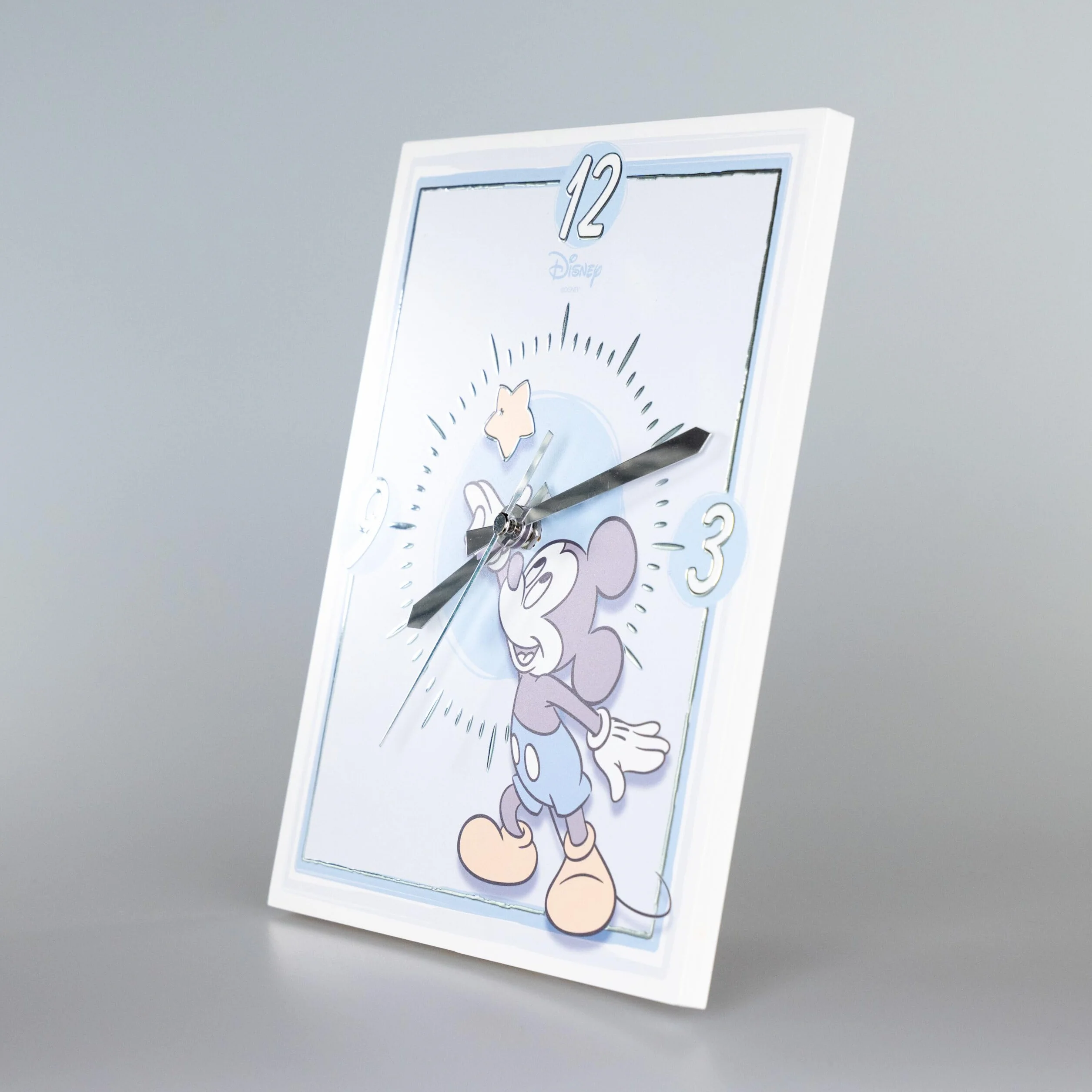 VALENTI & CO. - Disney Topolino - Orologio da tavolo o da appendere in legno con dettagli in argento - Idea Regalo Neonato o Regalo Battesimo - Orologio da parete per cameretta bambino