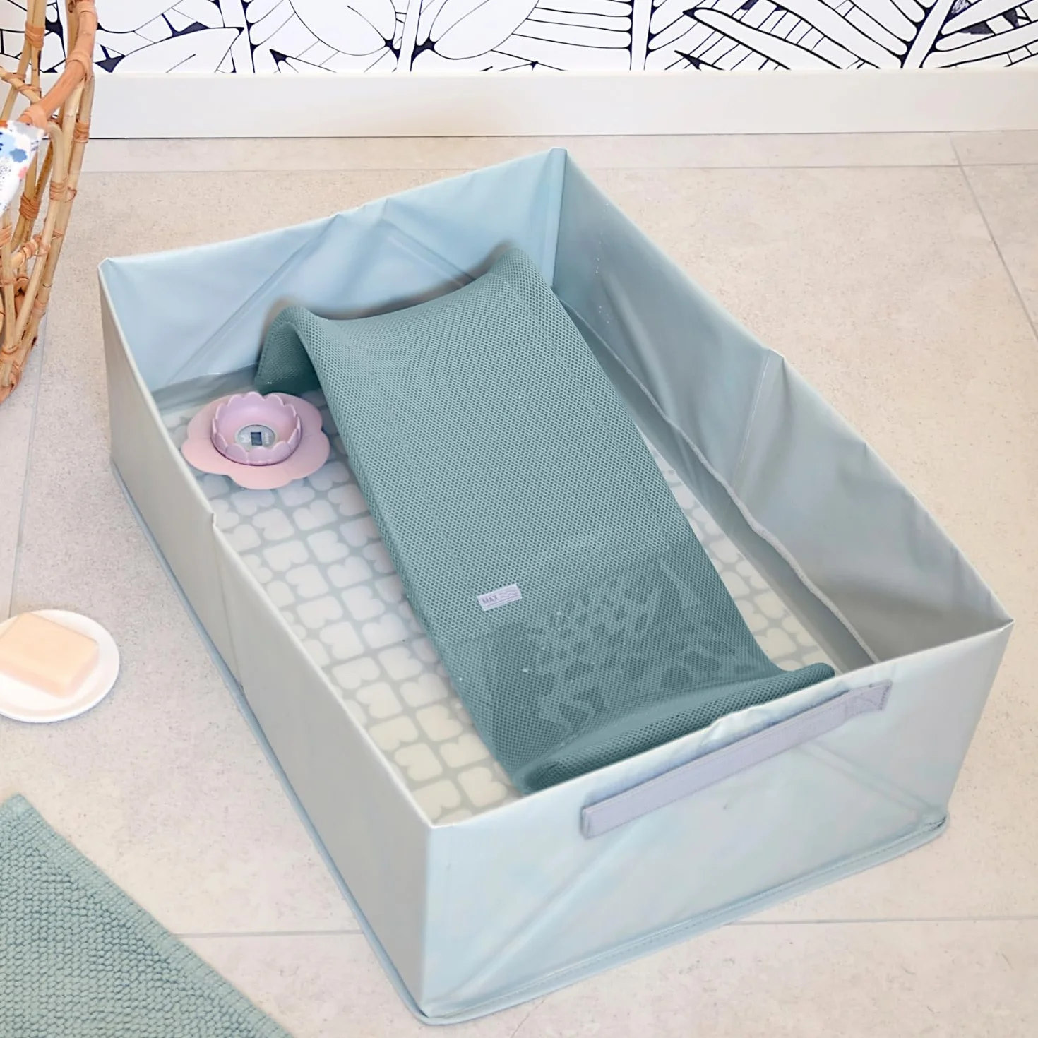 BÉABA Sdraietta da Bagno Neonato Ergonomica – Primo Utilizzo, Antiscivolo, Tessuto Mesh ad Asciugatura Rapida, Facile da Lavare, Comfort e Sicurezza – Blu Baltico