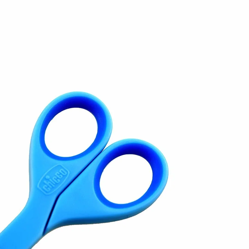 Chicco Forbicine Unghie per Neonati e Bambini, Forbicine in Acciaio Inox con Lame Ricurve e Punte Arrotondate, Cappuccio Protettivo, Impugnatura in Gomma Antiscivolo - Neonato 0+ Mesi, Azzurro