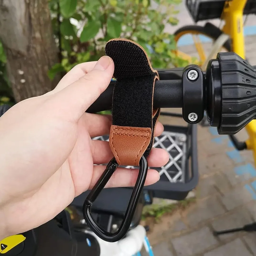 2 Pezzi Ganci Passeggino, Pelle Ganci, Gancio per Borsa Spesa, Ganci per Passeggino Universale, Moschettoni per Carrozzina, Per Carrozzina Bici Auto Carrello Appendi Sacchetti (Marrone/scuro)