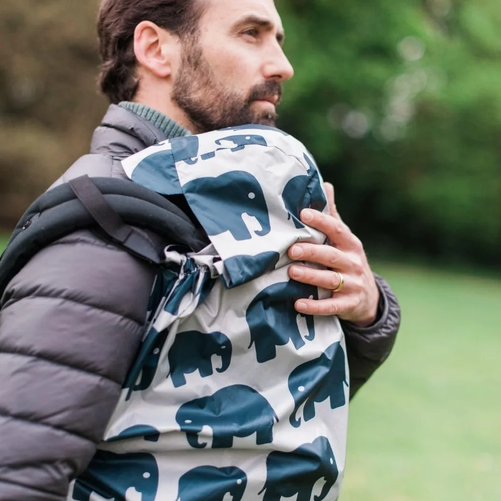 BundleBean - Babywearing - Parapioggia leggero (kaki camo) – Marsupio impermeabile e antivento, include borsa portaoggetti, tessuto impermeabile setoso, misura universale, per neonati fino a 4 anni