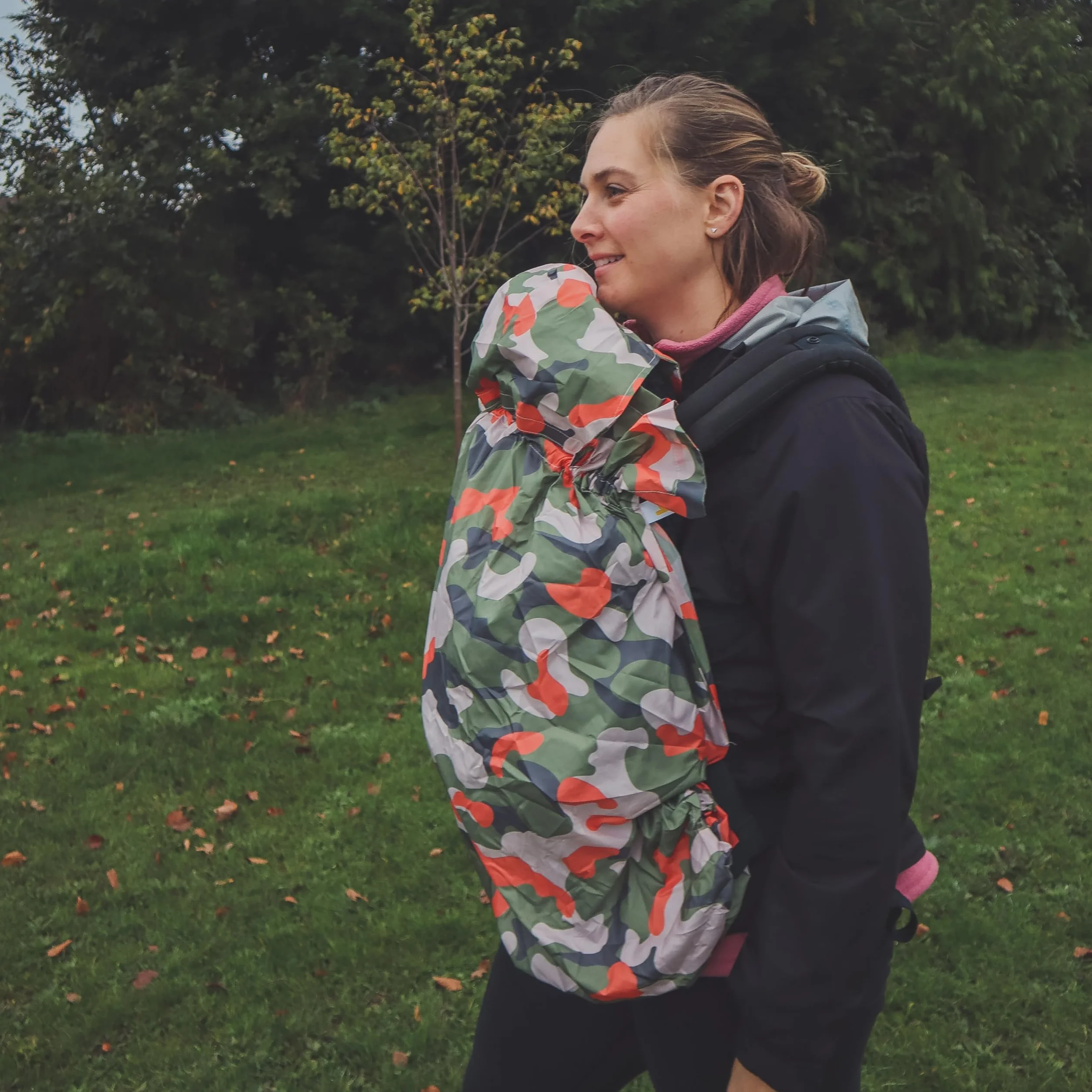 BundleBean - Babywearing - Parapioggia leggero (kaki camo) – Marsupio impermeabile e antivento, include borsa portaoggetti, tessuto impermeabile setoso, misura universale, per neonati fino a 4 anni