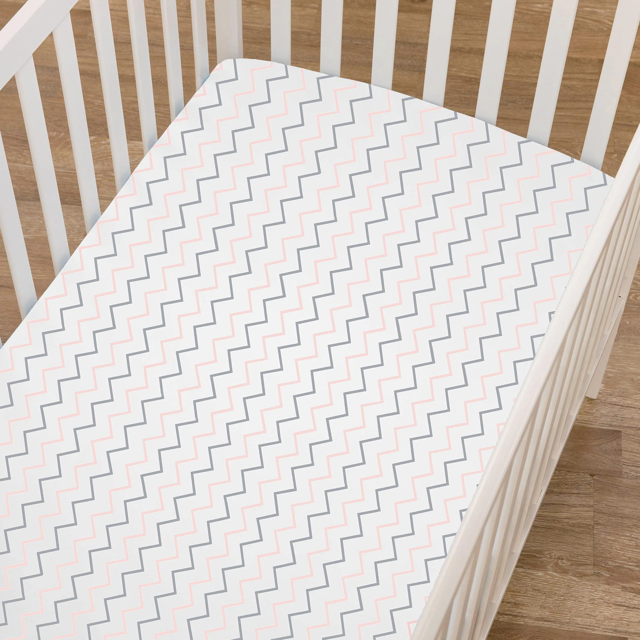 American Baby Company Lenzuolo con angoli elasticizzati per lettino, 61 x 96,5 cm, morbido, traspirante, neutro, 100% jersey di cotone, lenzuolo portatile, rosa a zig-zag, per ragazzi e ragazze