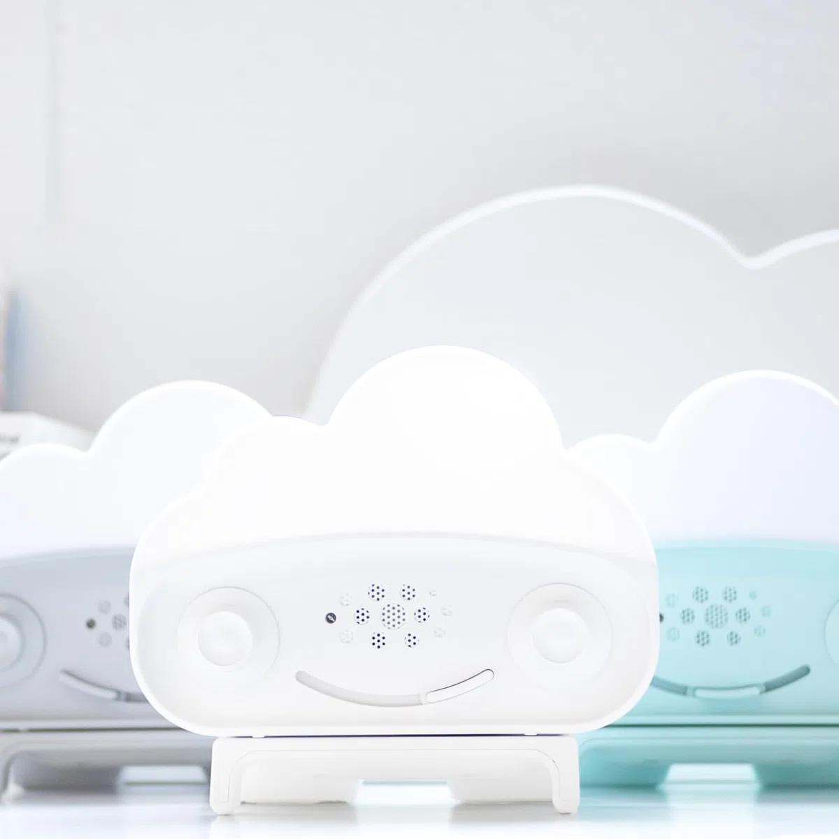 Happiest Baby SNOObie Smart White Noise Machine - Macchina sonora portatile per bambini con luce notturna, 12 suoni lenitivi per l'allenamento del sonno, bianco