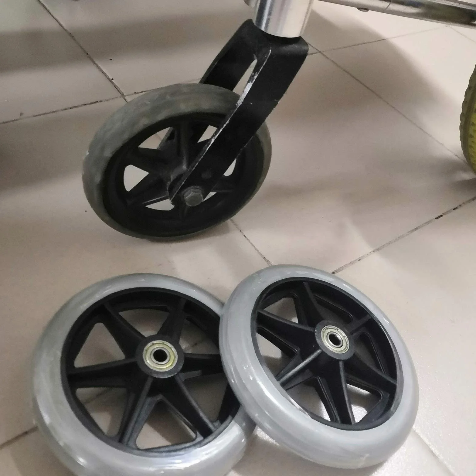 Liang Sedie A Rotelle Ruote Anteriori Ruota Non Gonfiabile,per Carrozzine Passeggino Carrozzina Veicolo Medico,Ruota di Sicurezza Universale Anteriore/Posteriore di Sicurezza Grigio 1 Paio