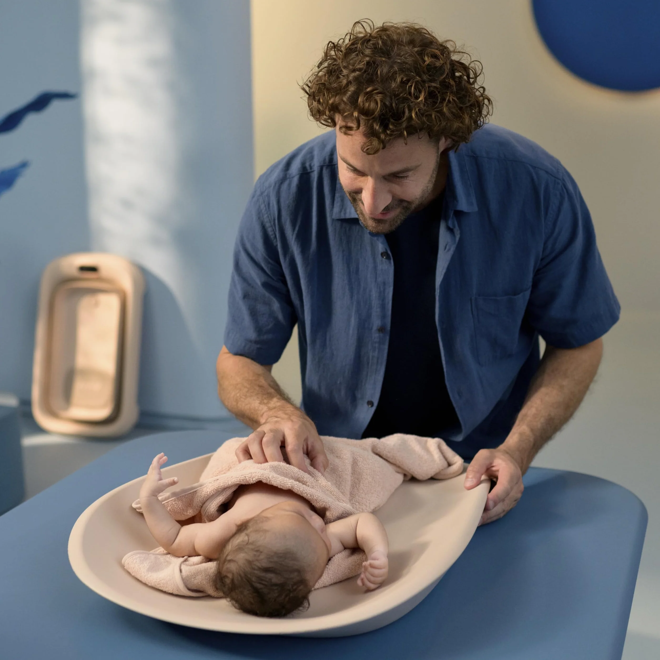 Maxi-Cosi Mavis, Fasciatoio Neonato, 50x70cm, 0-12 mesi, Neonati e Bimbi Piccoli, Bordi Alti Arrotondati, Facile da Pulire, Antiscivolo, Morbido Materassino Fasciatoio da Tavolo, Muted Terra