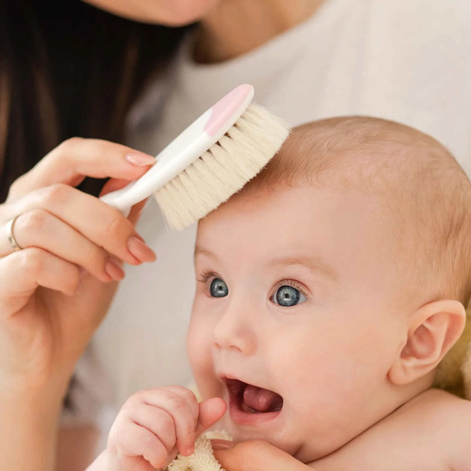 Chicco Set Spazzola e Pettine Capelli per Bambini, Spazzola Neonati con Morbide Setole Naturali, Pettine con Punte Arrotondate, Impugnatura Antiscivolo - Accessori Neonato 0+ Mesi, Azzurro