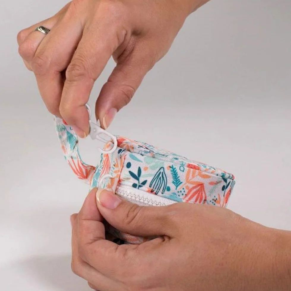 Miniland Thermibag 350 ml. Custodia isotermica con manico per appenderla e trasportarla facilmente. Ideale per biberon o termos. Collezione Mediterranean.