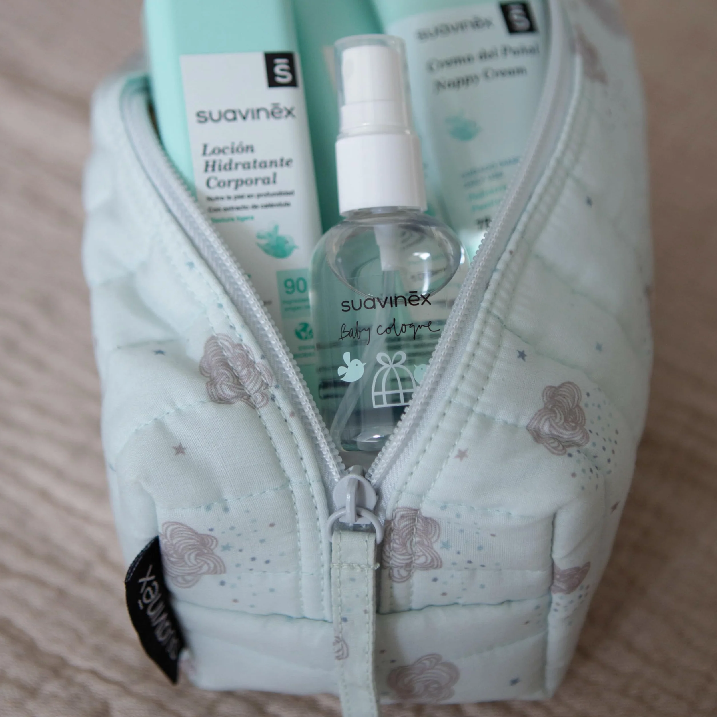 Suavinex, Beauty Case in Tessuto, Set Regalo Neonato con Cosmetici: Shampoo Gel 100 ml + Lozione Idratante 100 ml + Crema Pannolino 75 ml + Colonia Baby 50 ml. Formato viaggio. Dreams azzurro