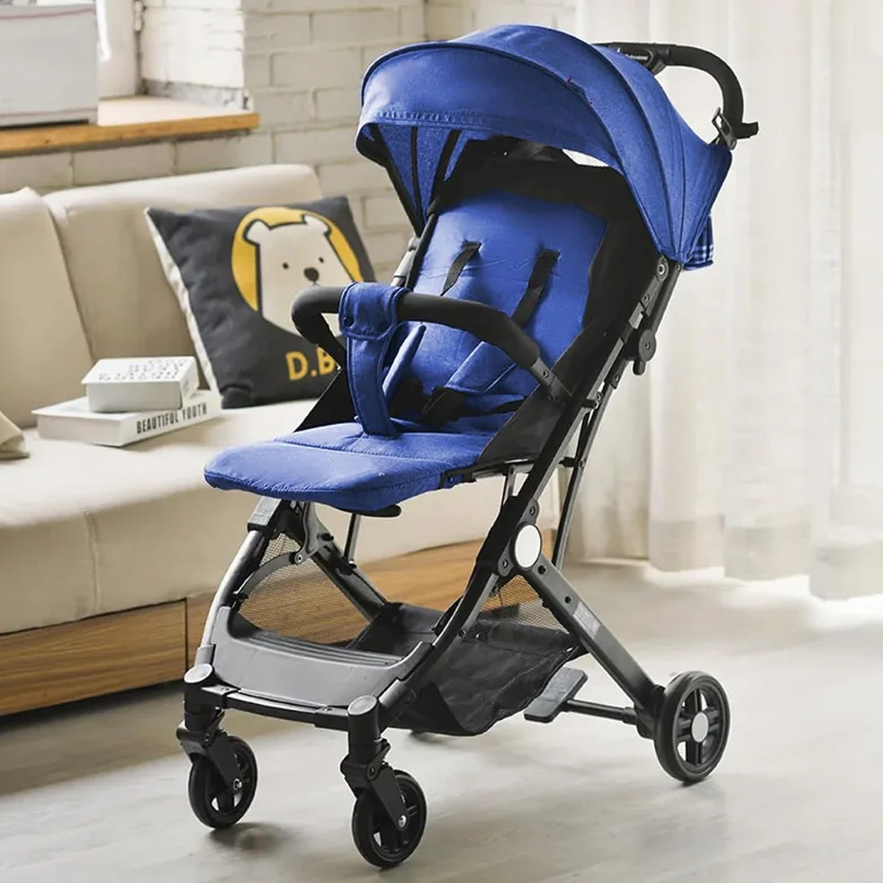 BAKAJI Passeggino Easy Ultra Leggero con Chiusura Facilitata Portata Massima 15 kg, Schienale Reclinabile con Cintura di Sicurezza a 5 Punti, Pieghevole con Una Mano, Salvaspazio (Blu)