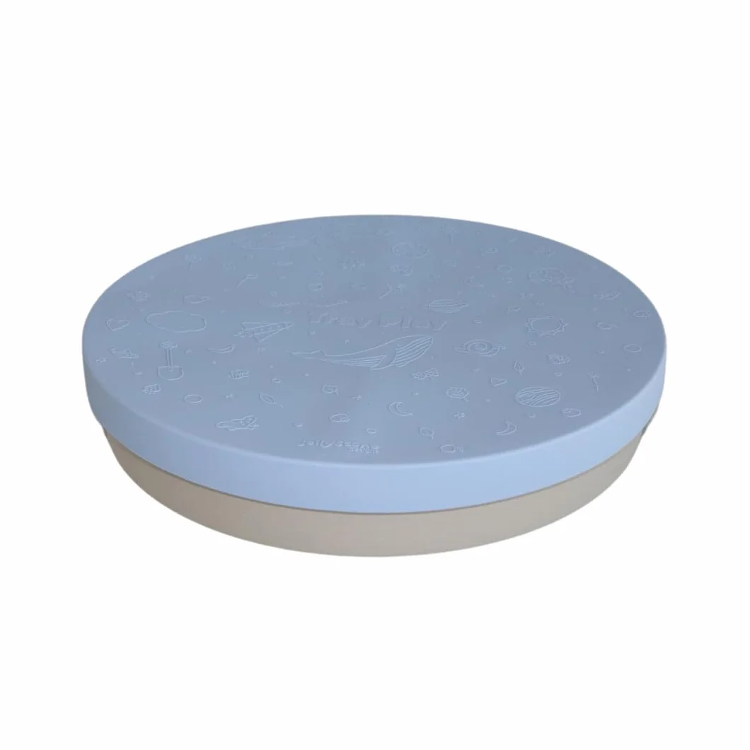Jellystone Designs, Vassoio da Gioco Tray Play 2 in 1 con Coperchio, Gioco Sensoriale per Bambini dai 3 Anni di età, in Fibra di bambù e Melamina, Soft Blue, 35,5X 6 cm
