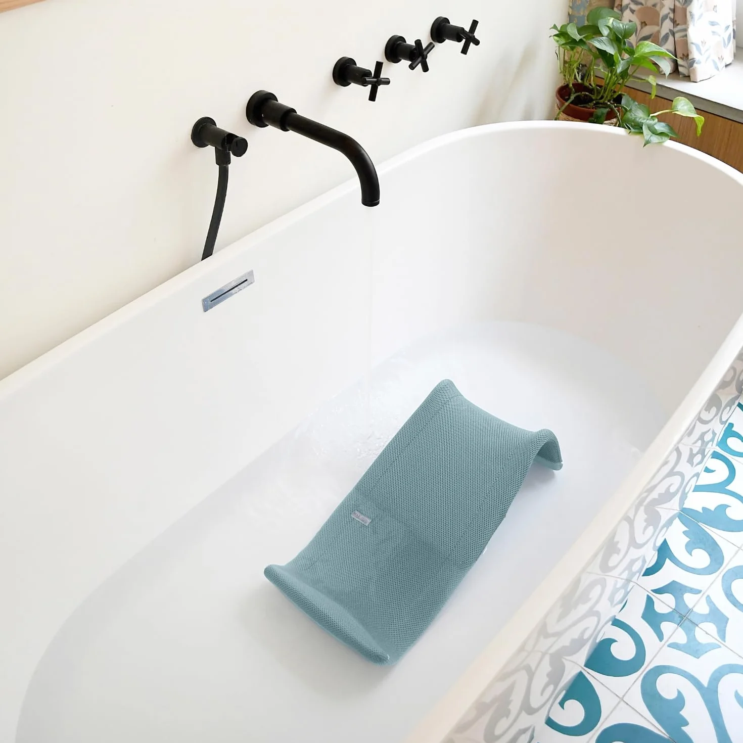 BÉABA Sdraietta da Bagno Neonato Ergonomica – Primo Utilizzo, Antiscivolo, Tessuto Mesh ad Asciugatura Rapida, Facile da Lavare, Comfort e Sicurezza – Blu Baltico