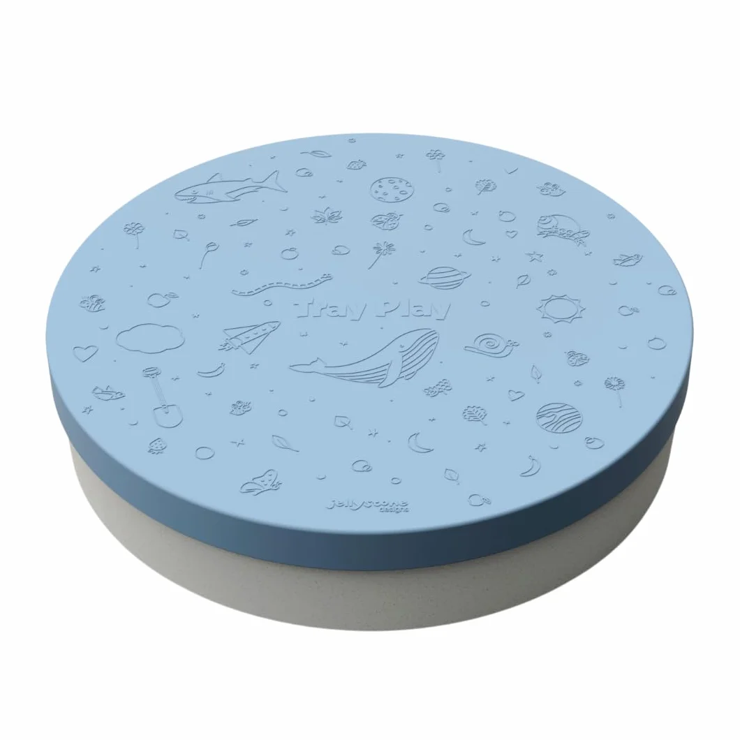 Jellystone Designs, Vassoio da Gioco Tray Play 2 in 1 con Coperchio, Gioco Sensoriale per Bambini dai 3 Anni di età, in Fibra di bambù e Melamina, Soft Blue, 35,5X 6 cm