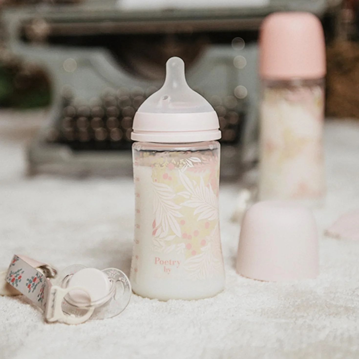 Suavinex, Portaciuccio in tessuto per neonati, morbido e flessibile, nastro con decoro su due lati, clip per ciuccio con pinza. Per neonati +0 mesi, adatto per neonati, Poetry Rosa