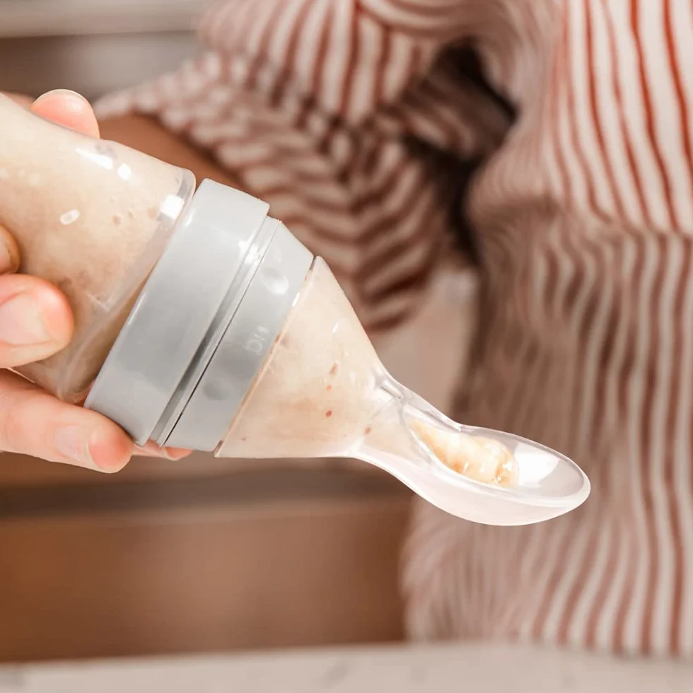 haakaa Biberon in silicone con cucchianio per L´alimentazione; Biberon per purea, Alimenti solidi per bambini, Bambini di età superiore ai 6 mesi - Grigio