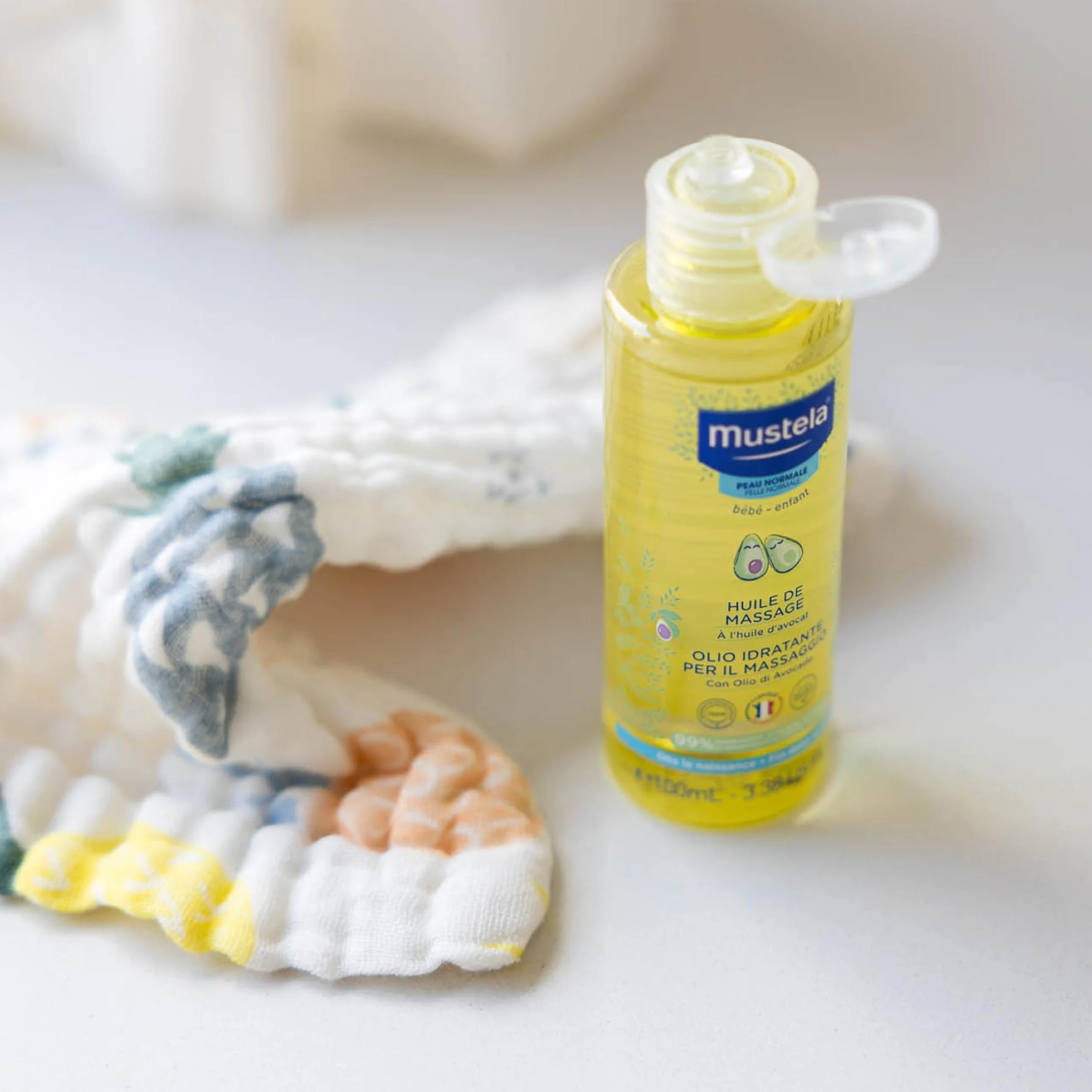 Mustela Olio Idratante per il Massaggio Neonatale con Avocado, Melograno, Girasole, Corpo Neonati e Tutta la Famiglia - Idrata e Mantiene la Pelle Morbida, 99% Ingredienti di Origine Naturale (100ml)
