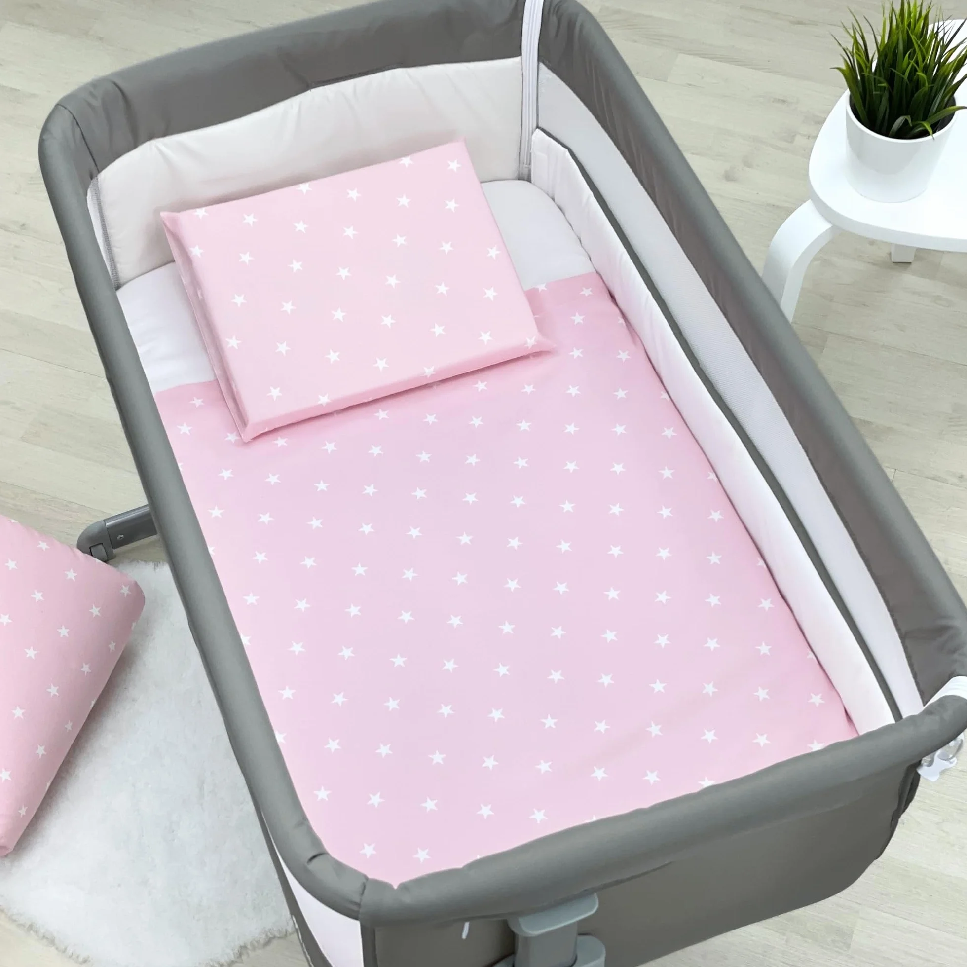 baby idea Lenzuola Next To Me 3 Pezzi Compatibili Culla Neonato 83x50 Lenzuola culla Fantasia + Sotto con Angoli + Federa Cuscino 100% Cotone Certificato Oeko Tex Made in Italy (Stellina Rosa 3 Pz)
