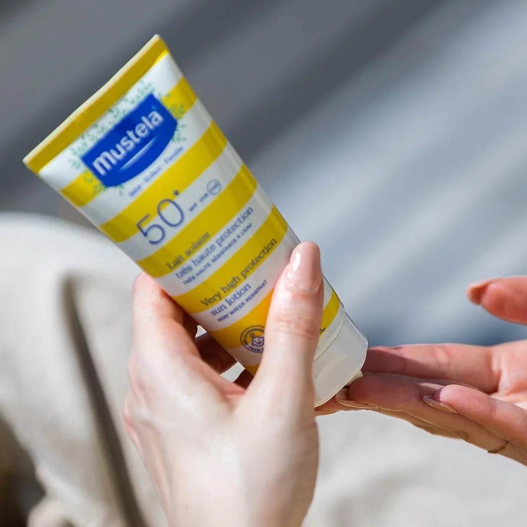 Mustela Latte Solare Spf 50, Viso, Corpo, Con Perseose di Avocado, Neonati, Bambini, Tutta la Famiglia, Adatto in Gravidanza - Protezione Molto Alta dai Raggi UVB e UVA (100ml)
