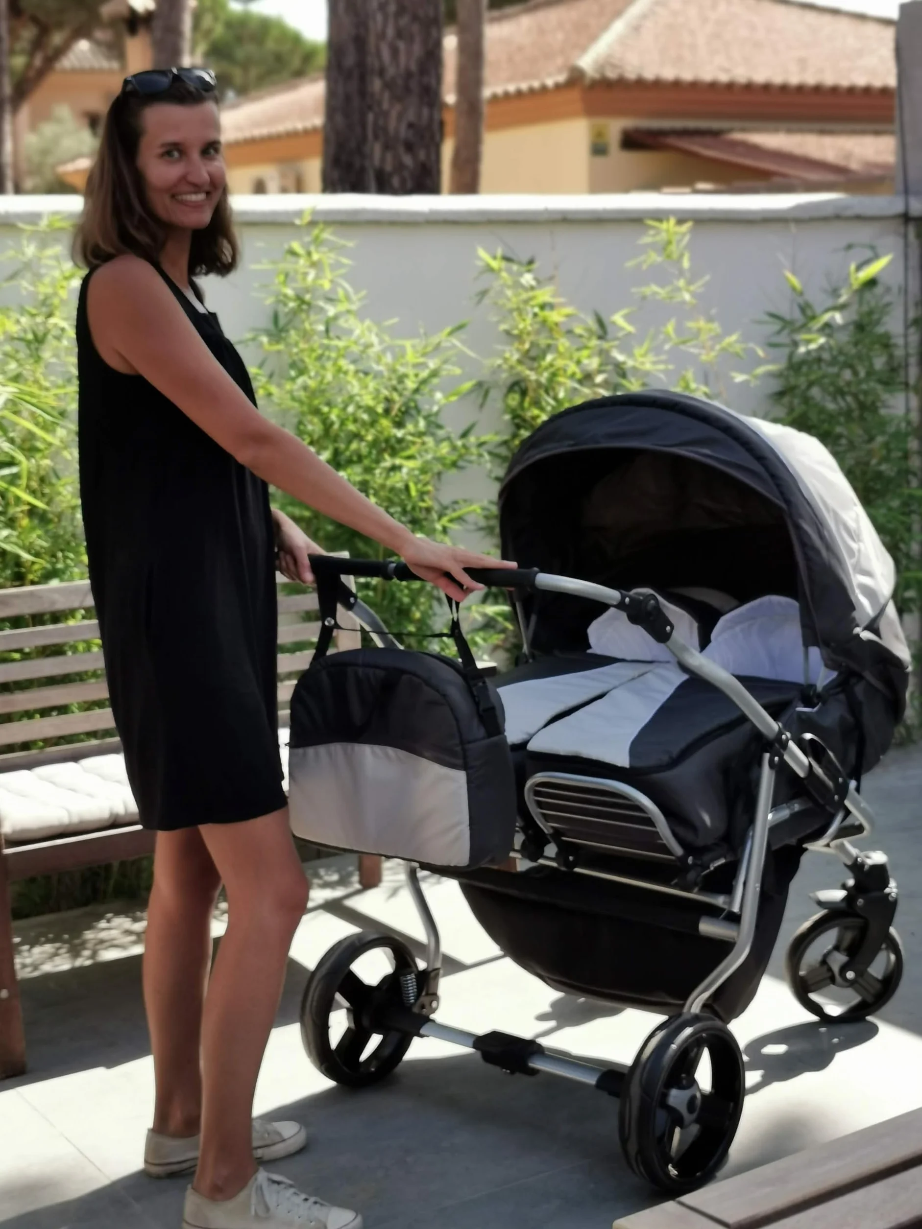 Passeggino gemellare 3 in 1. Passeggino e accessori in 3 pezzi: 2 navicelle + 2 passeggini + 2 ovetti + accessori. BBtwin DUET TRIO Nero
