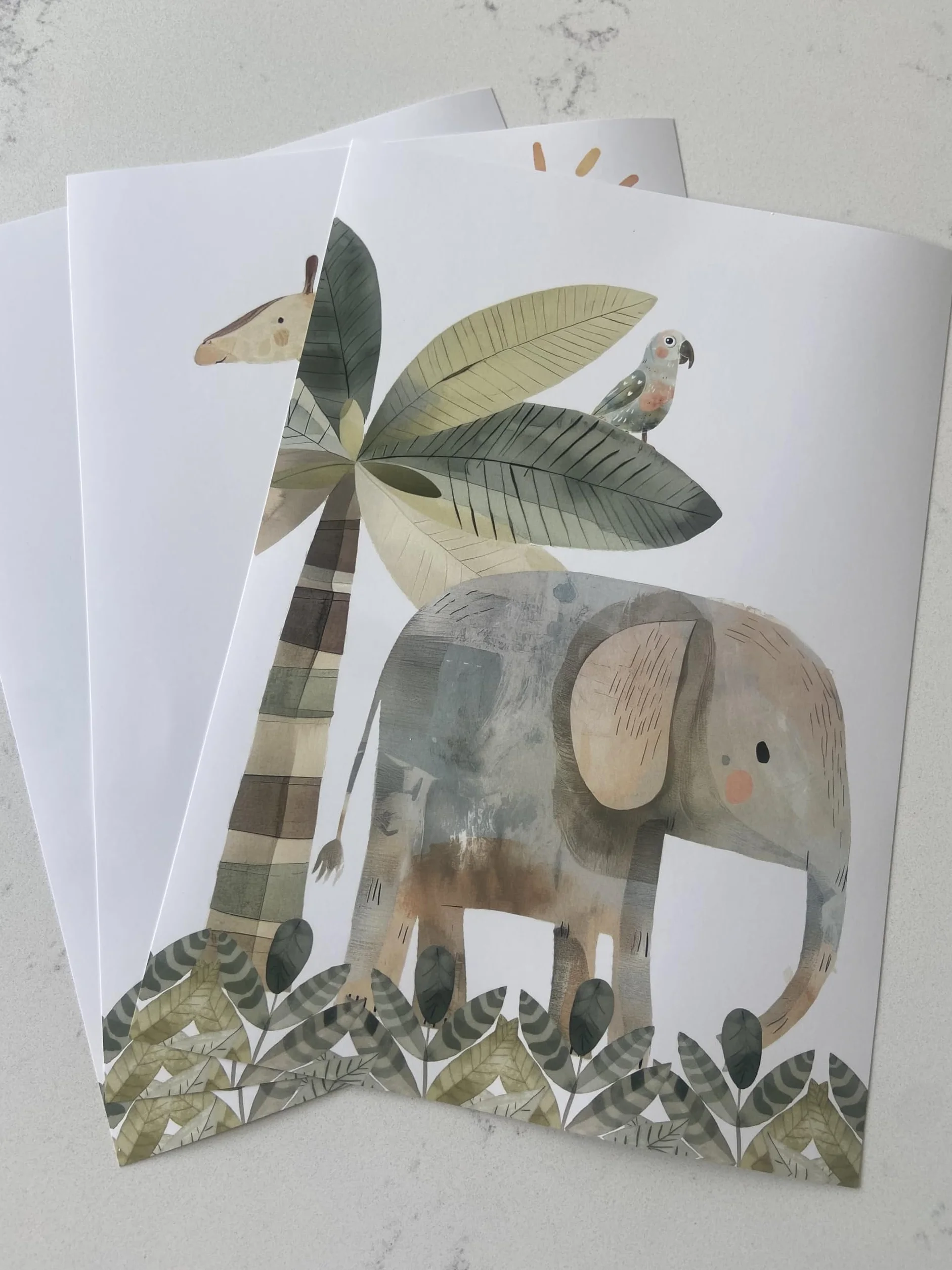 Eviepops Prints Quadri Cameretta Safari – Set di 3 Stampe Animali Acquerello Elefante, Giraffa, Leone Toni Neutri Decorazione Parete Bambini e Sala Giochi (A3)